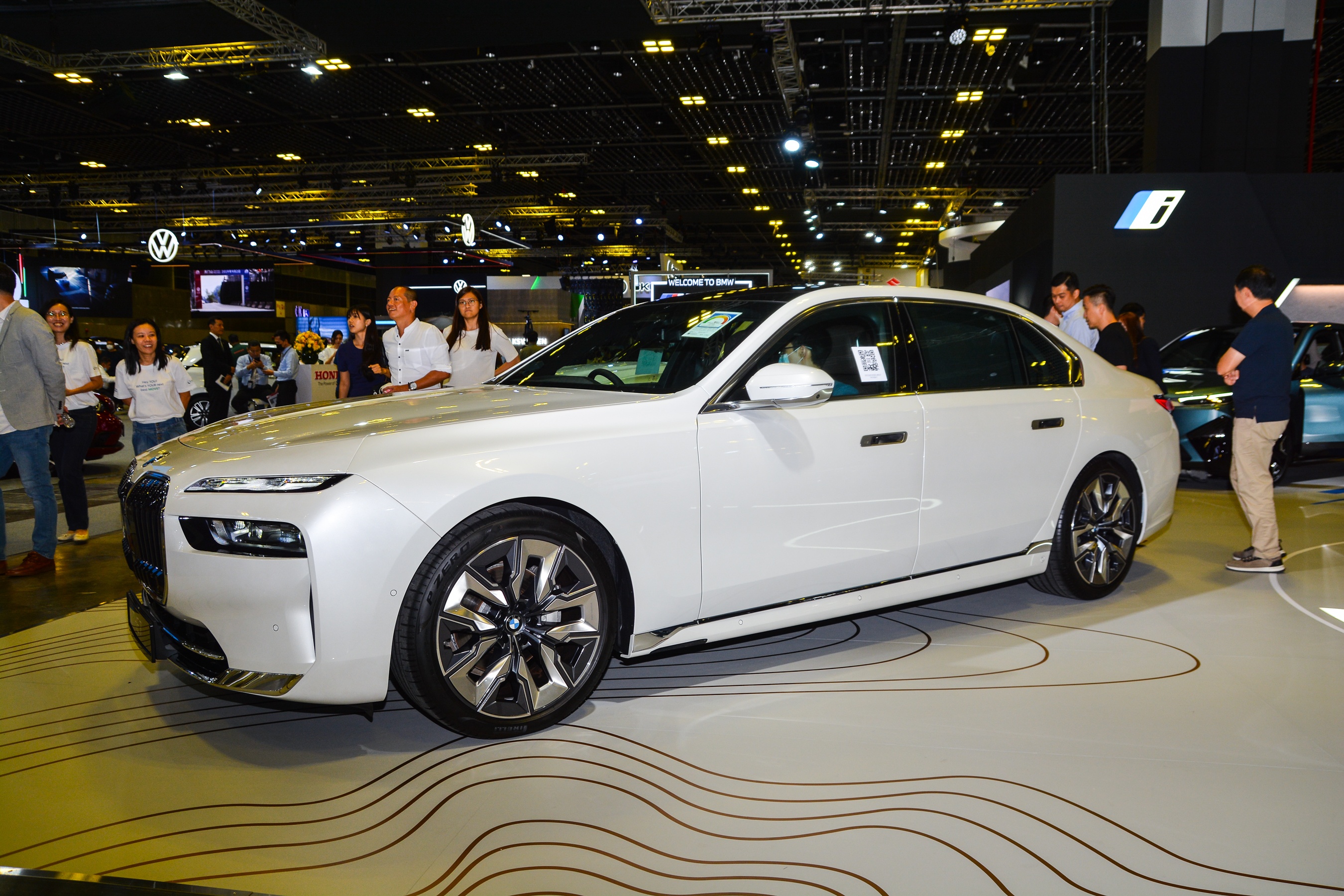 Can canh BMW 7-Series G70 anh 14