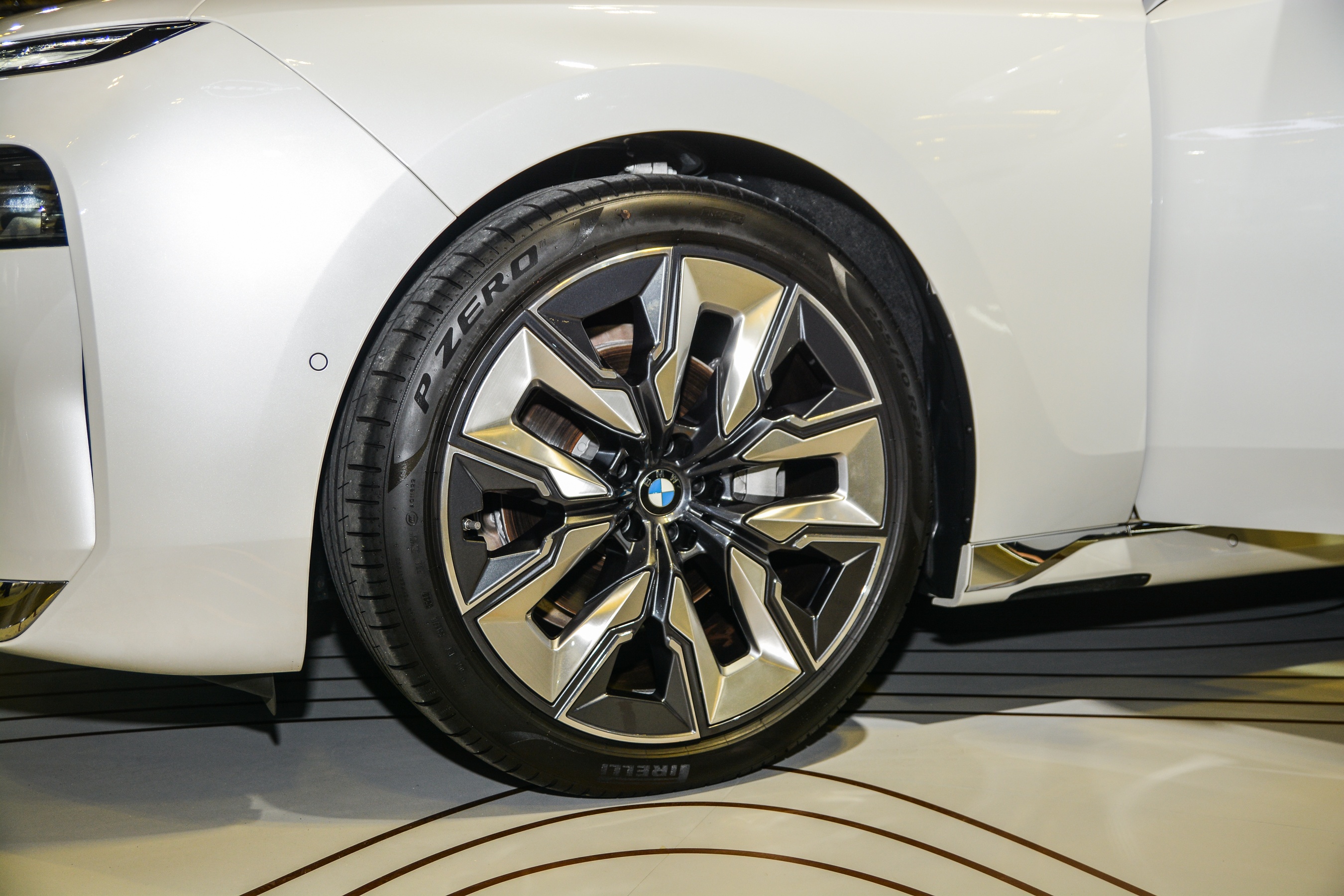 Can canh BMW 7-Series G70 anh 6