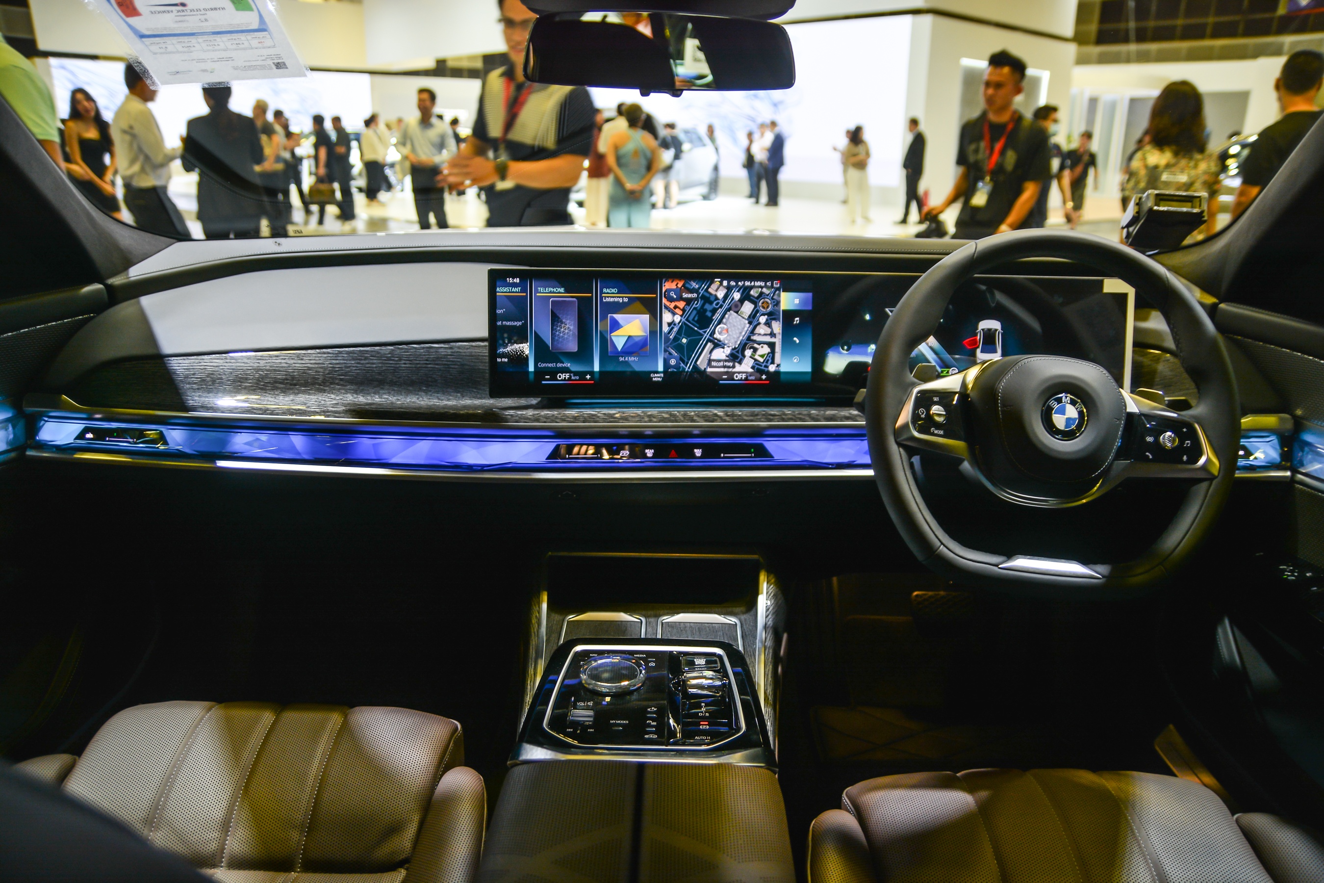 Can canh BMW 7-Series G70 anh 8