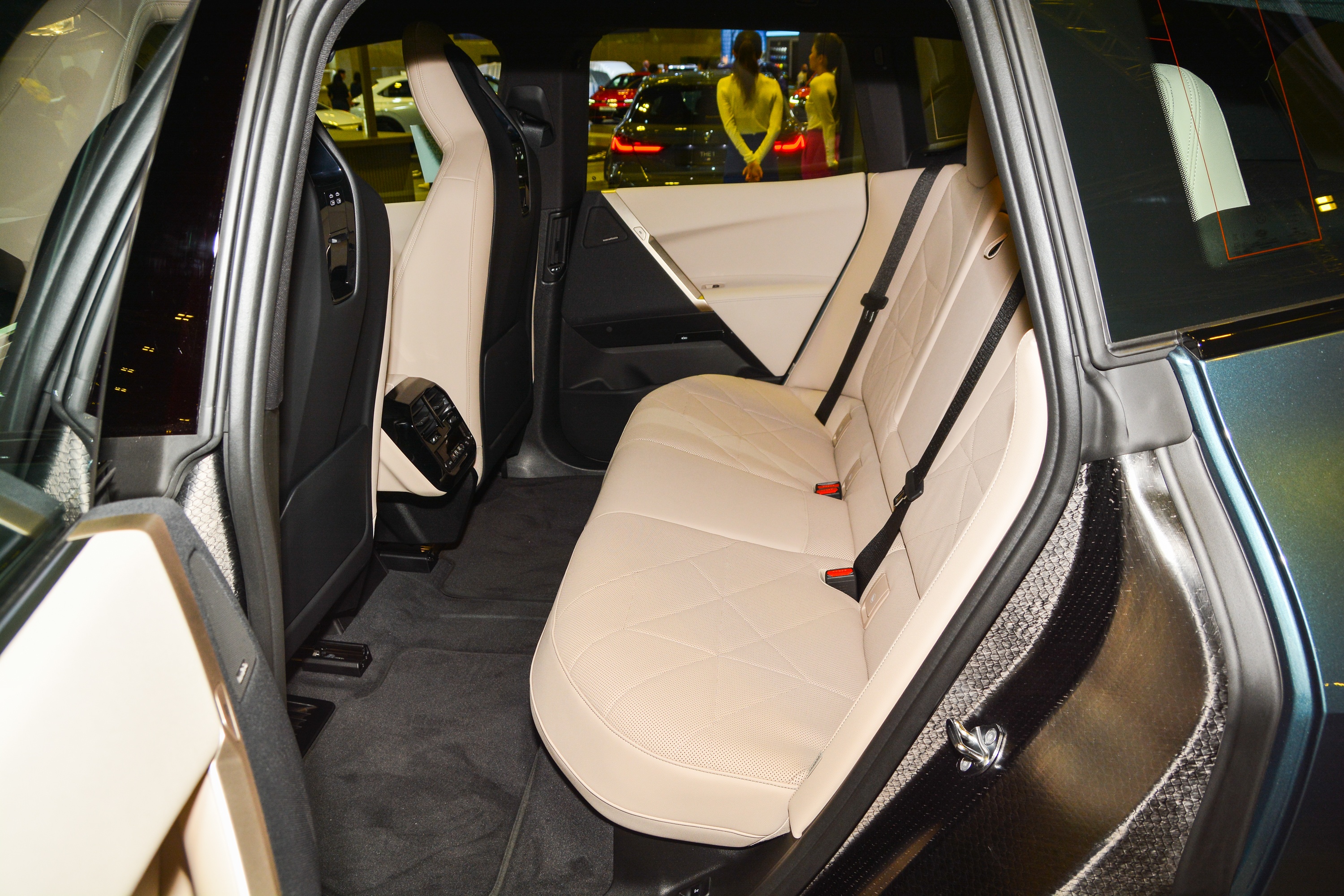 BMW iX xDrive40 Sport anh 9