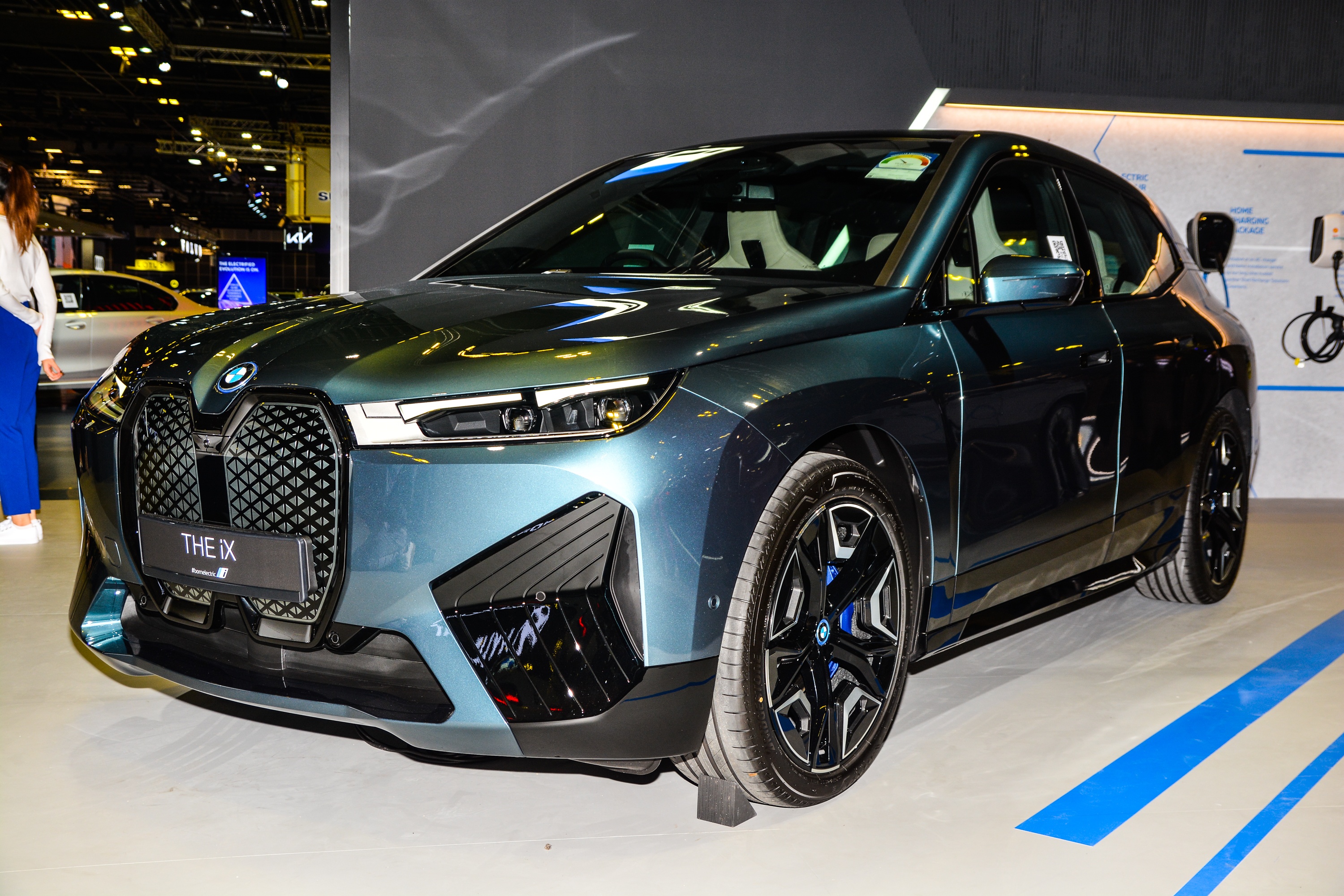 Chi tiet BMW iX xDrive40 Sport - doi thu Audi e-tron, Tesla Model X hinh anh