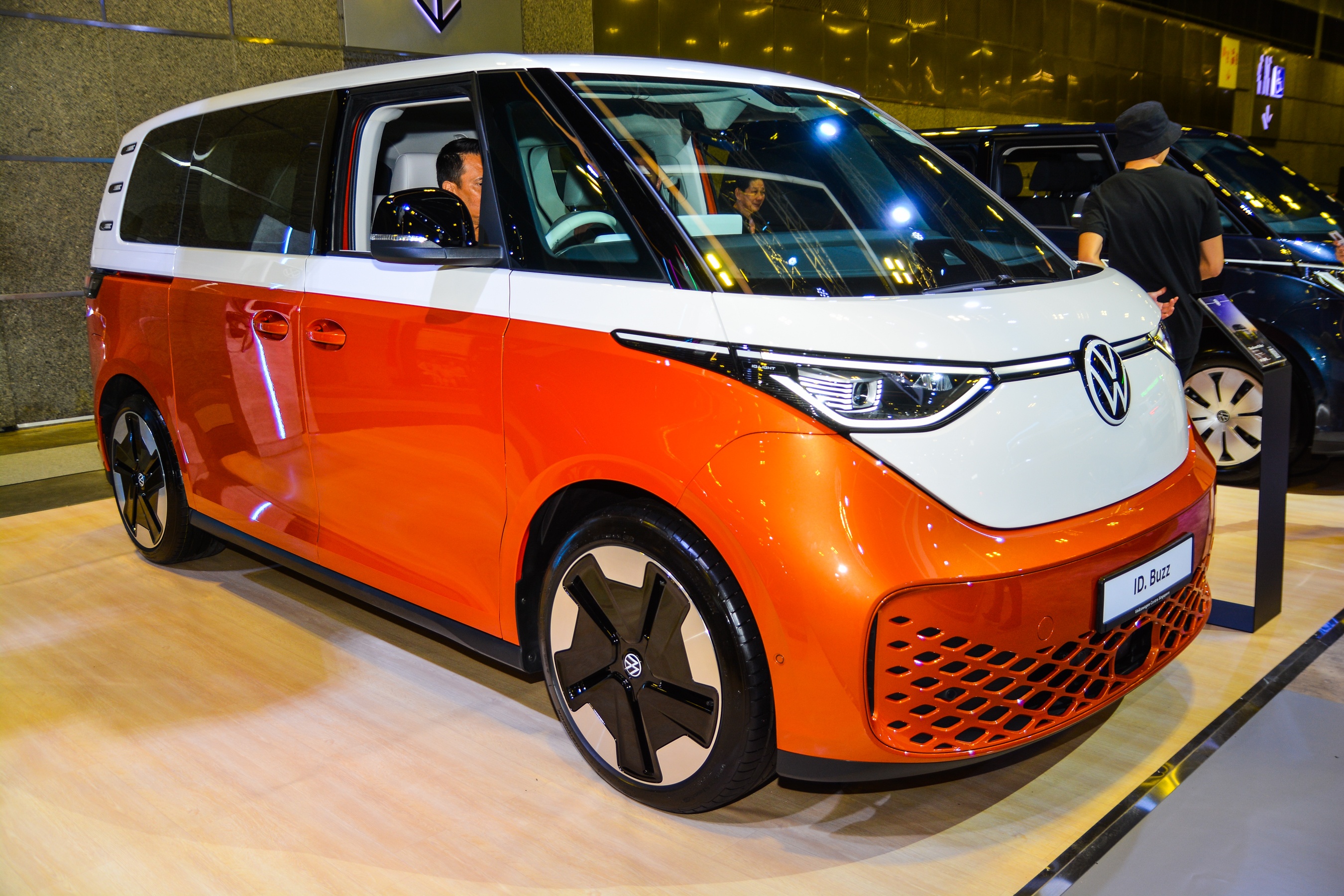 Xe dien Volkswagen ID. Buzz gay chu y tai Singapore Motorshow 2023 hinh anh
