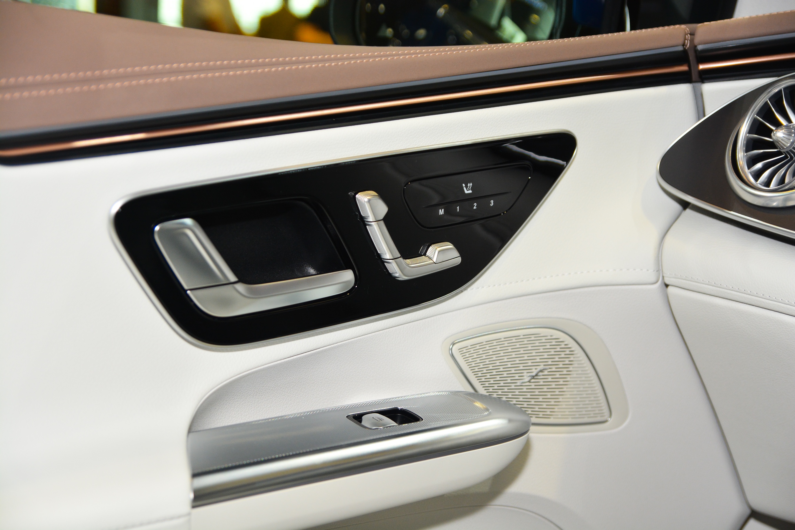 Xe dien EQE 350+ anh 9