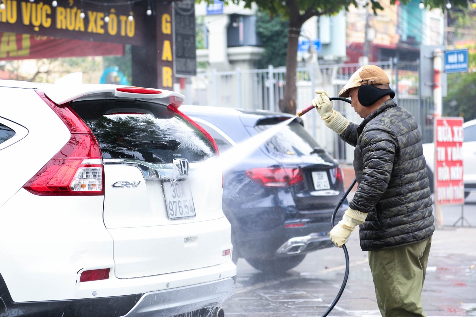 Rua oto can Tet gia tang gap doi, cao nhat gan 300.000 dong/xe hinh anh