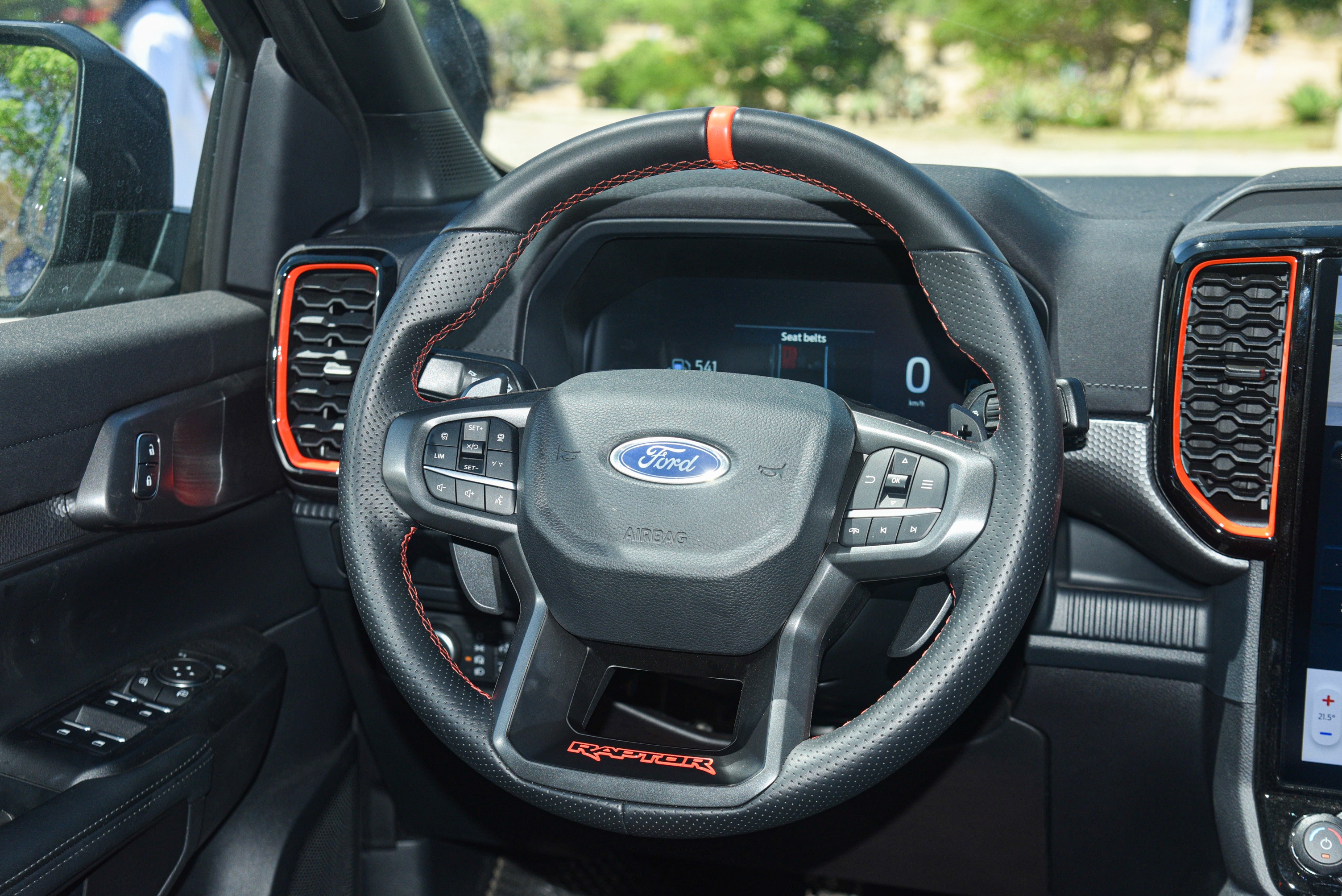 Ford Ranger kem lac khi mua, mat gia khi ban hinh anh