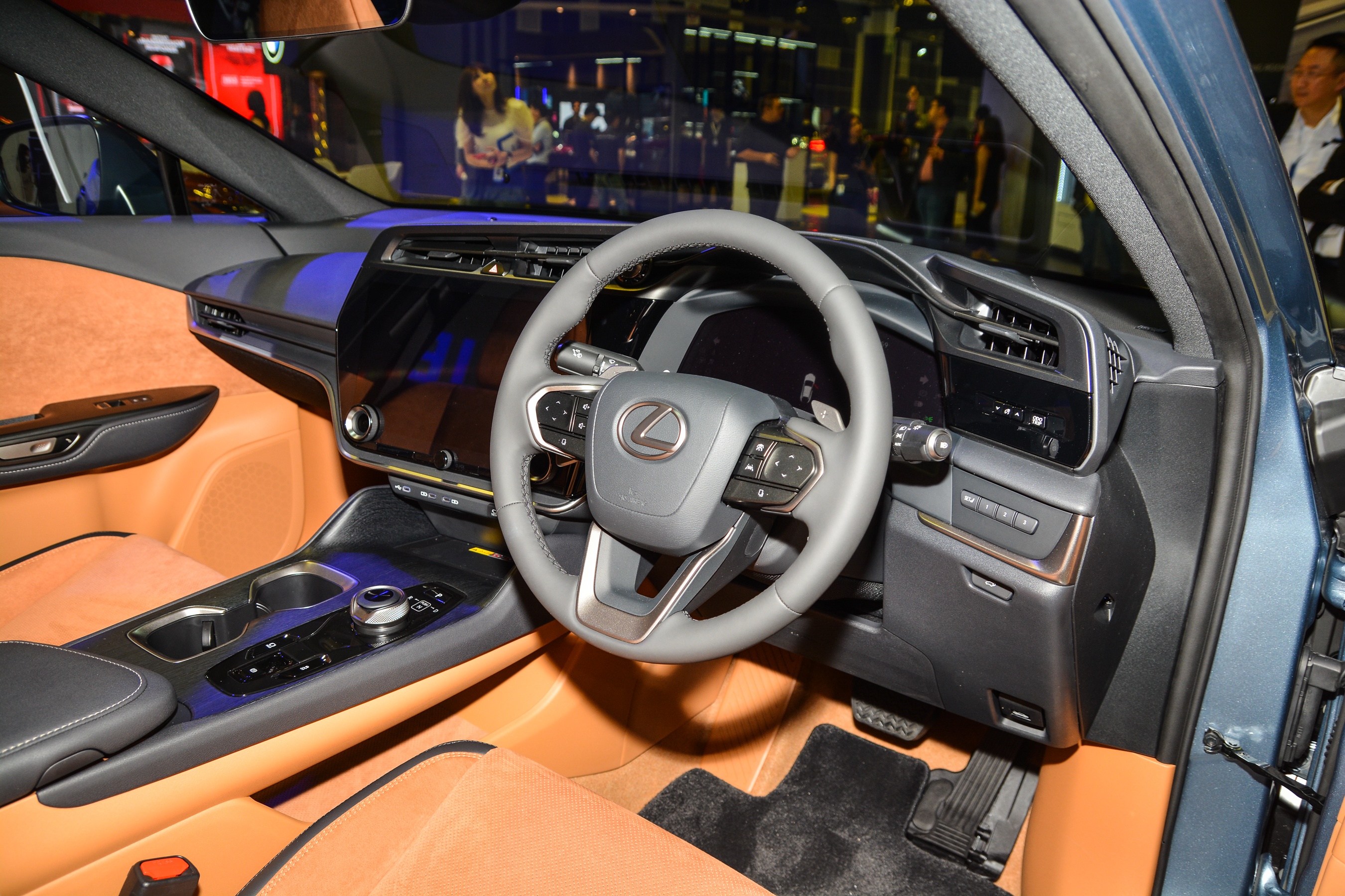 Nhin ngam Lexus RZ450e anh 7