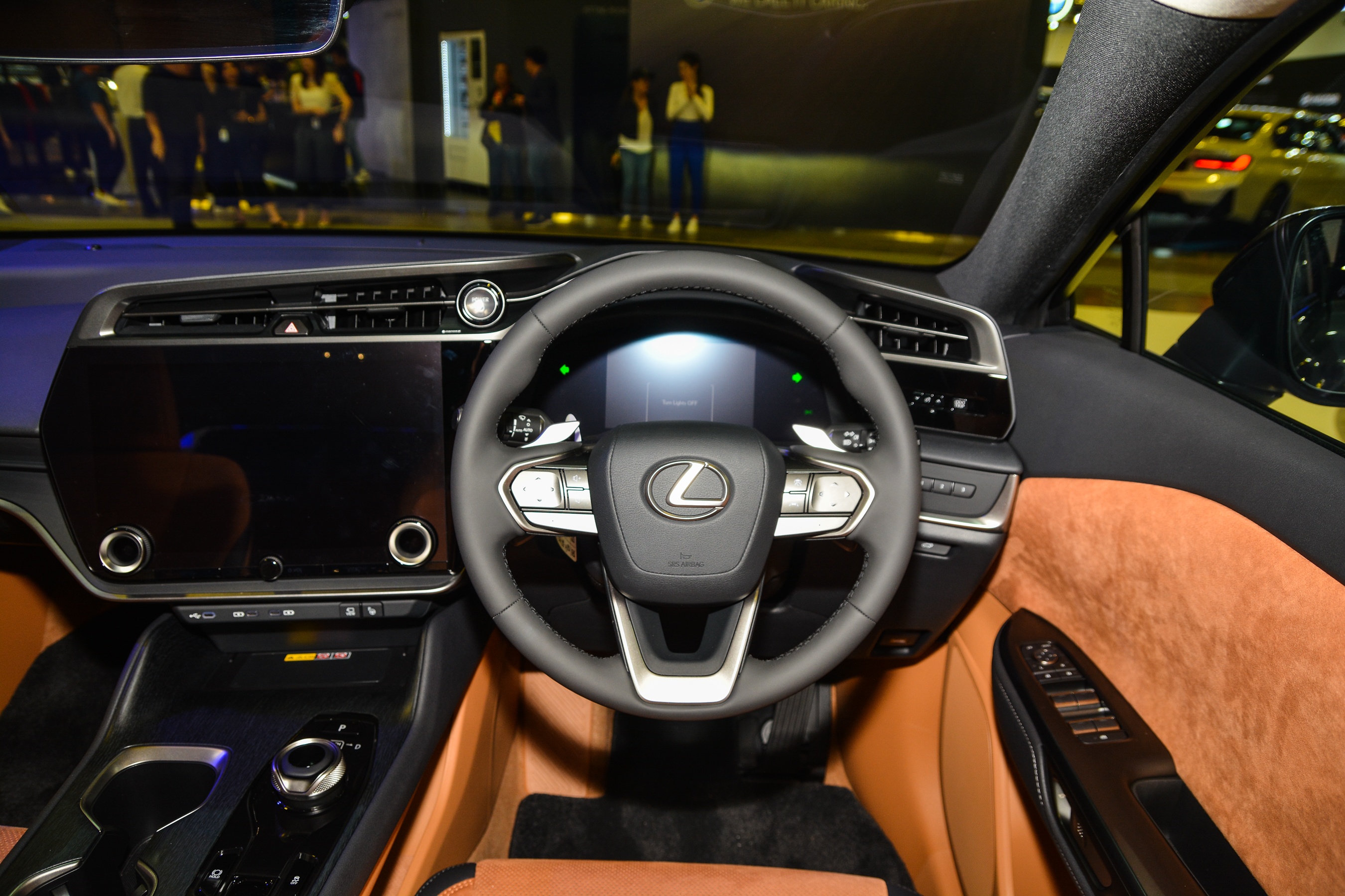 Nhin ngam Lexus RZ450e anh 8