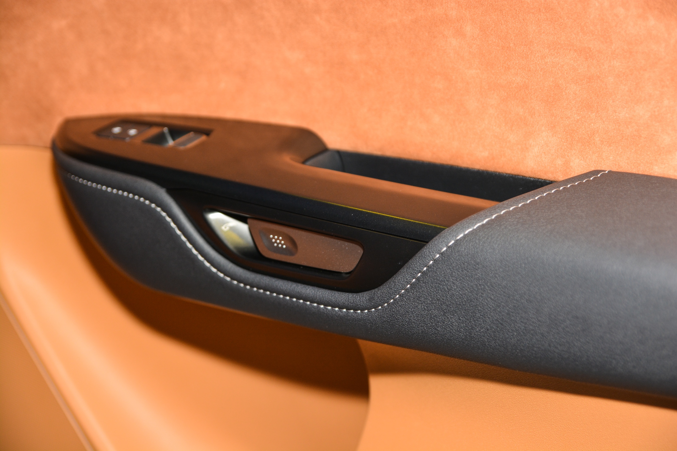 Nhin ngam Lexus RZ450e anh 12