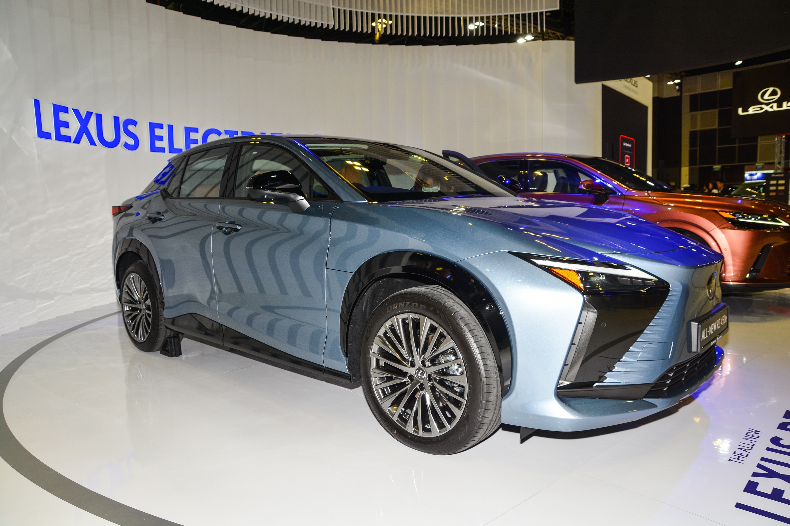 Nhin ngam Lexus RZ450e anh 2