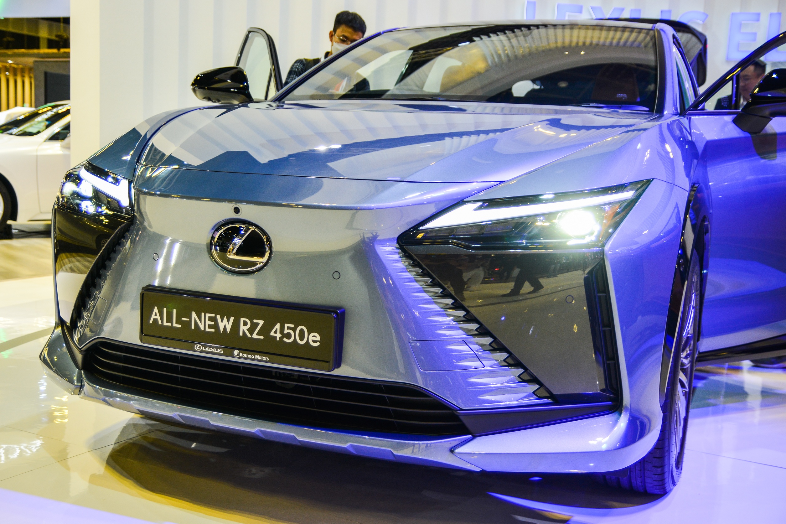 Nhin ngam Lexus RZ450e anh 6