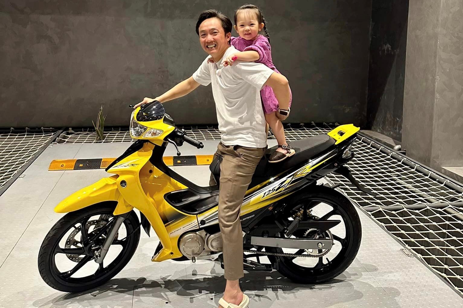 Ong Nguyen Quoc Cuong bo sung xe may Yamaha 125ZR vao bo suu tap hinh anh