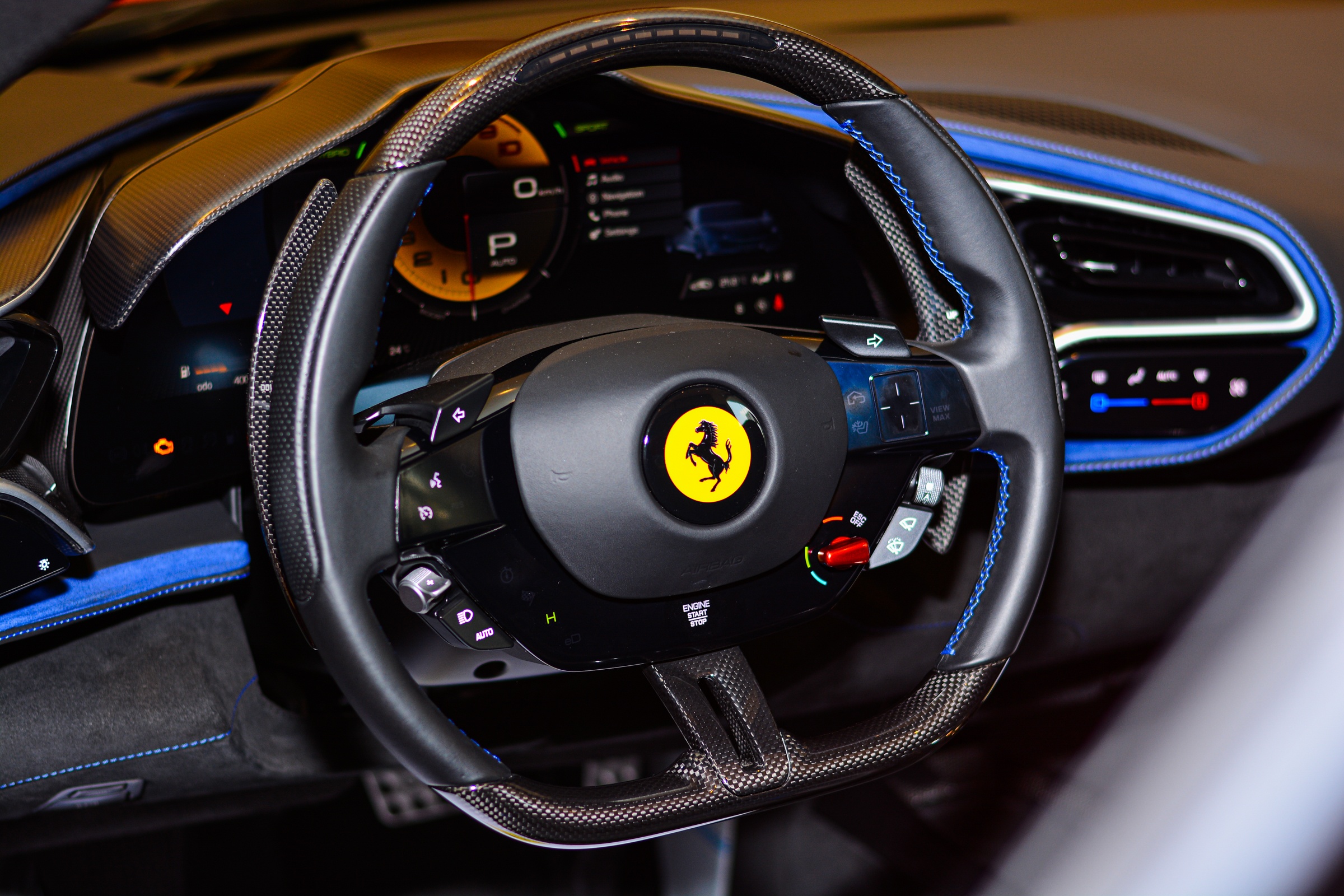 Sua loi dinh nut tren xe Ferrari ton 10.000 USD hinh anh