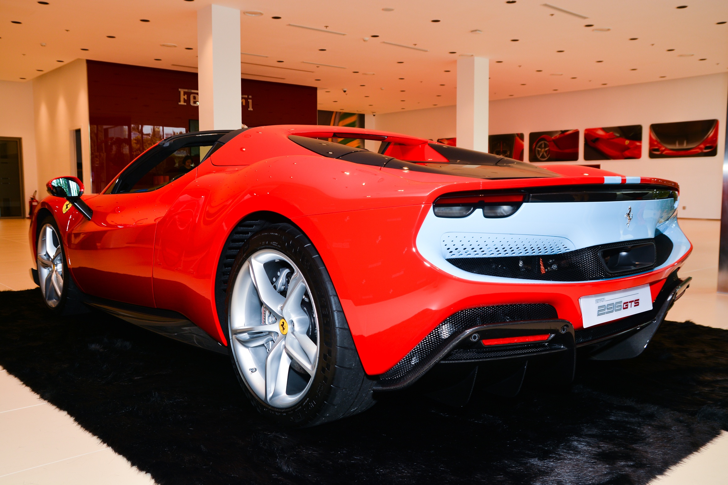 Chiem nguong Ferrari 296 GTS anh 3