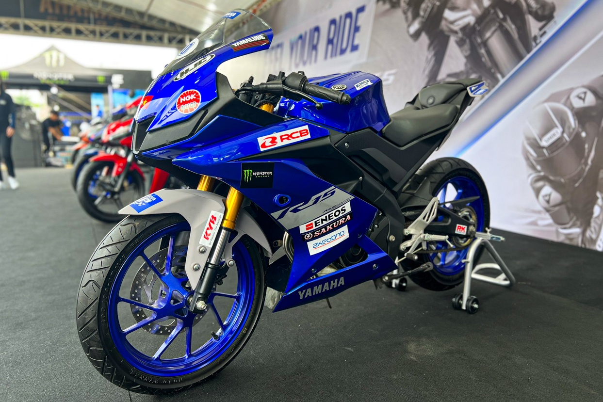 YZF-R15 phien ban xe dua anh 2