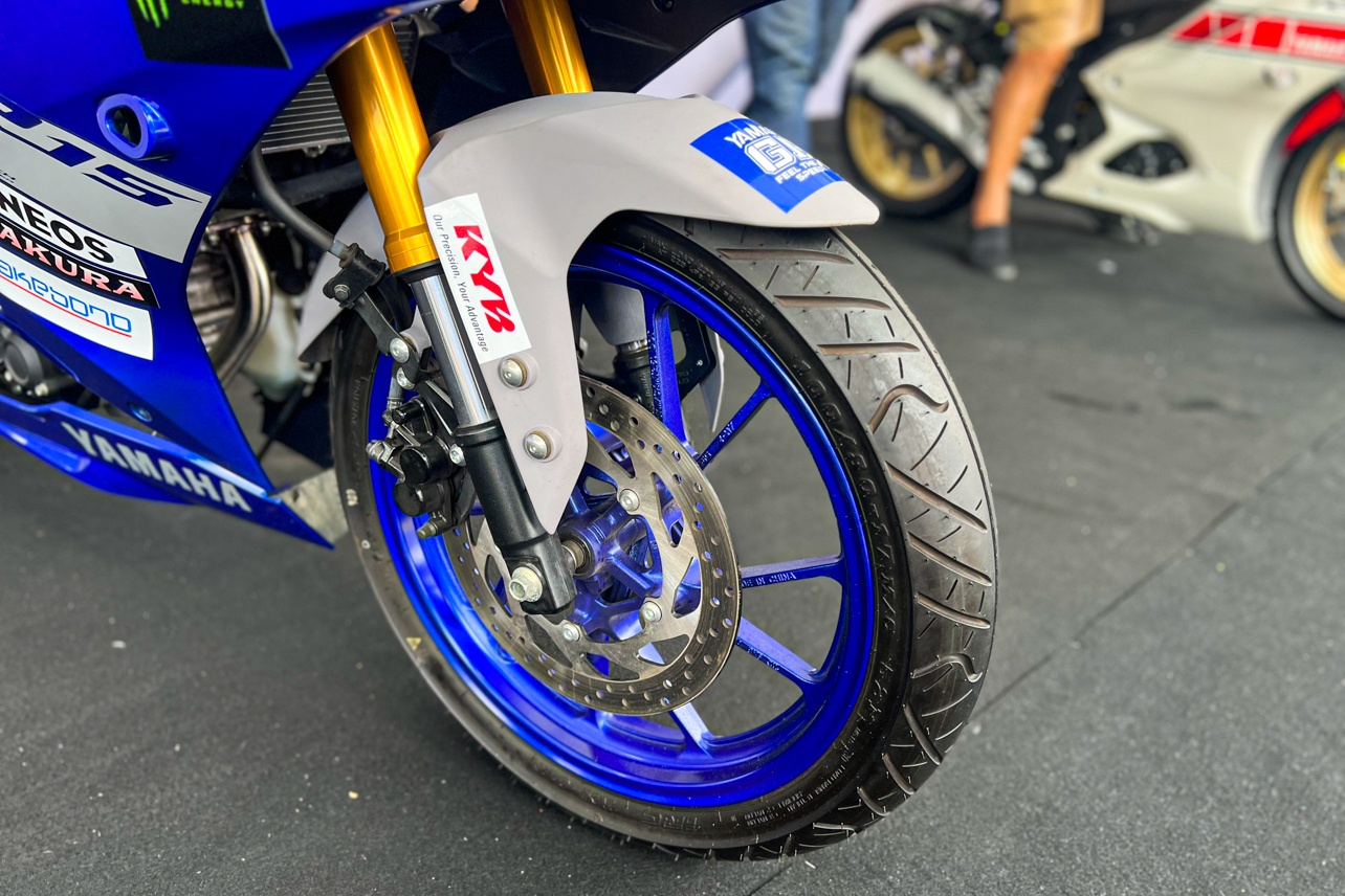 YZF-R15 phien ban xe dua anh 3