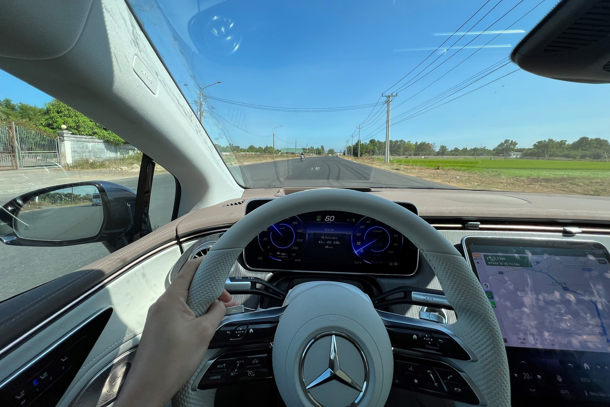 cam lai oto dien Mercedes anh 4