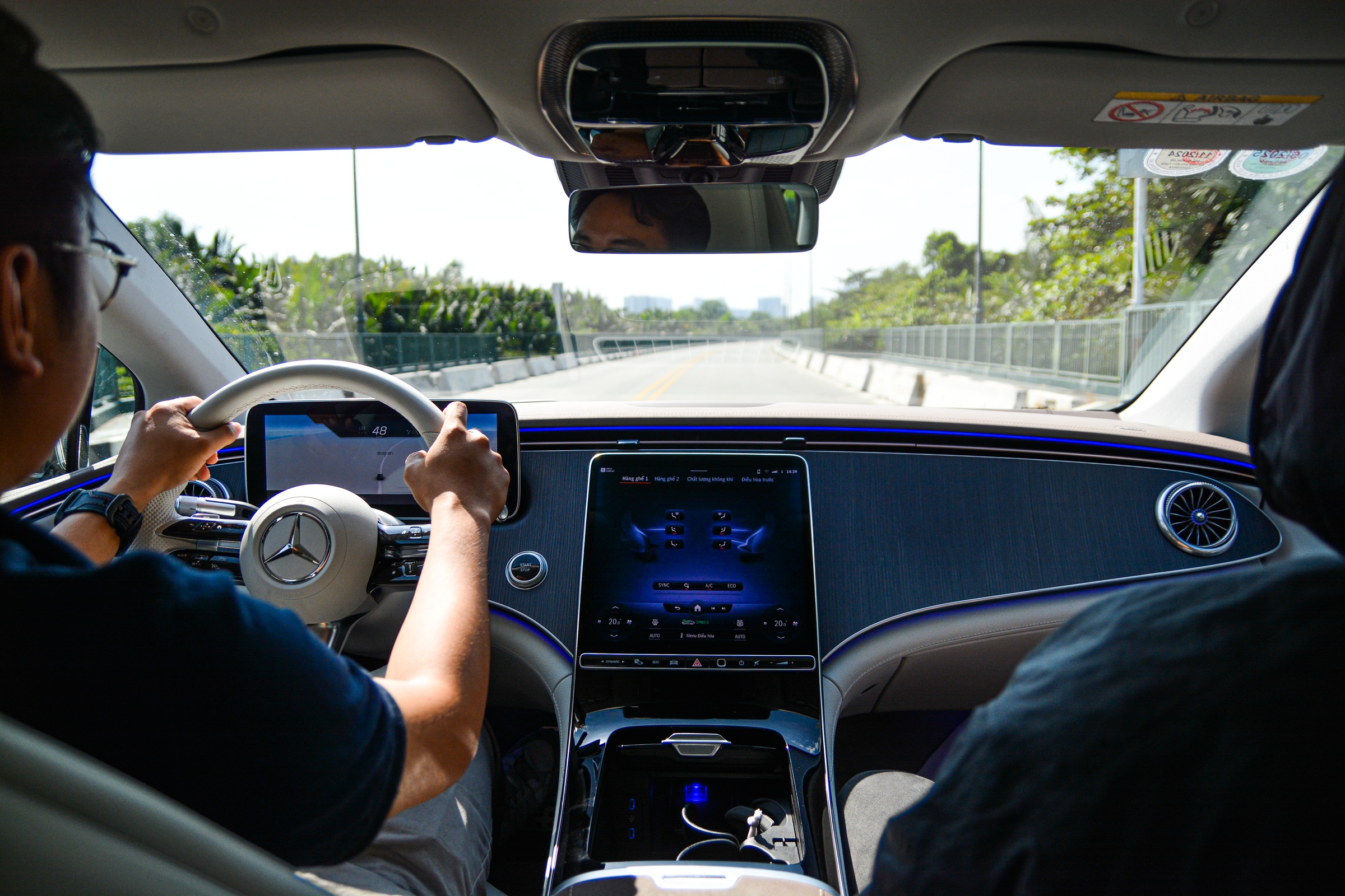 cam lai oto dien Mercedes anh 2