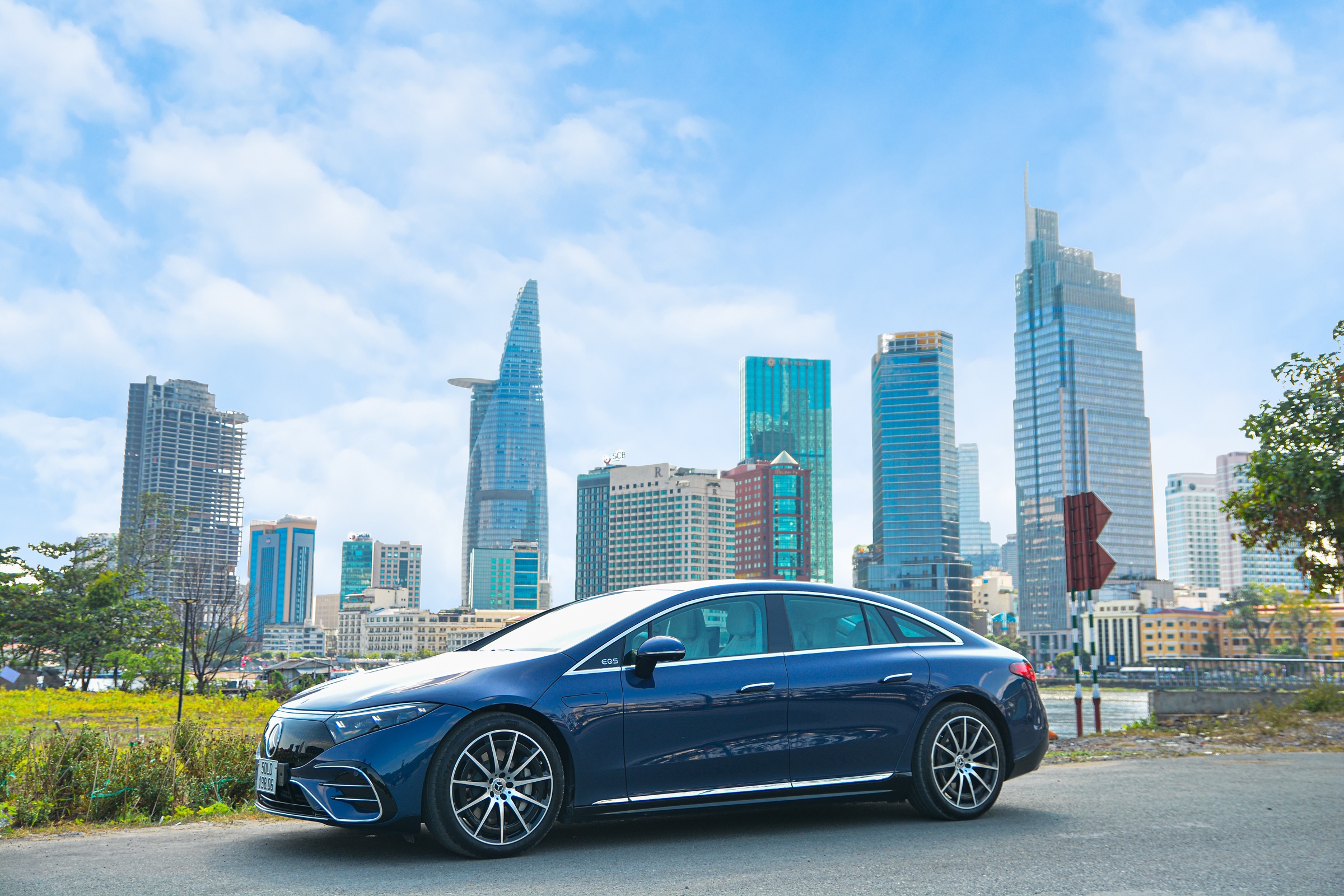 cam lai oto dien Mercedes anh 1