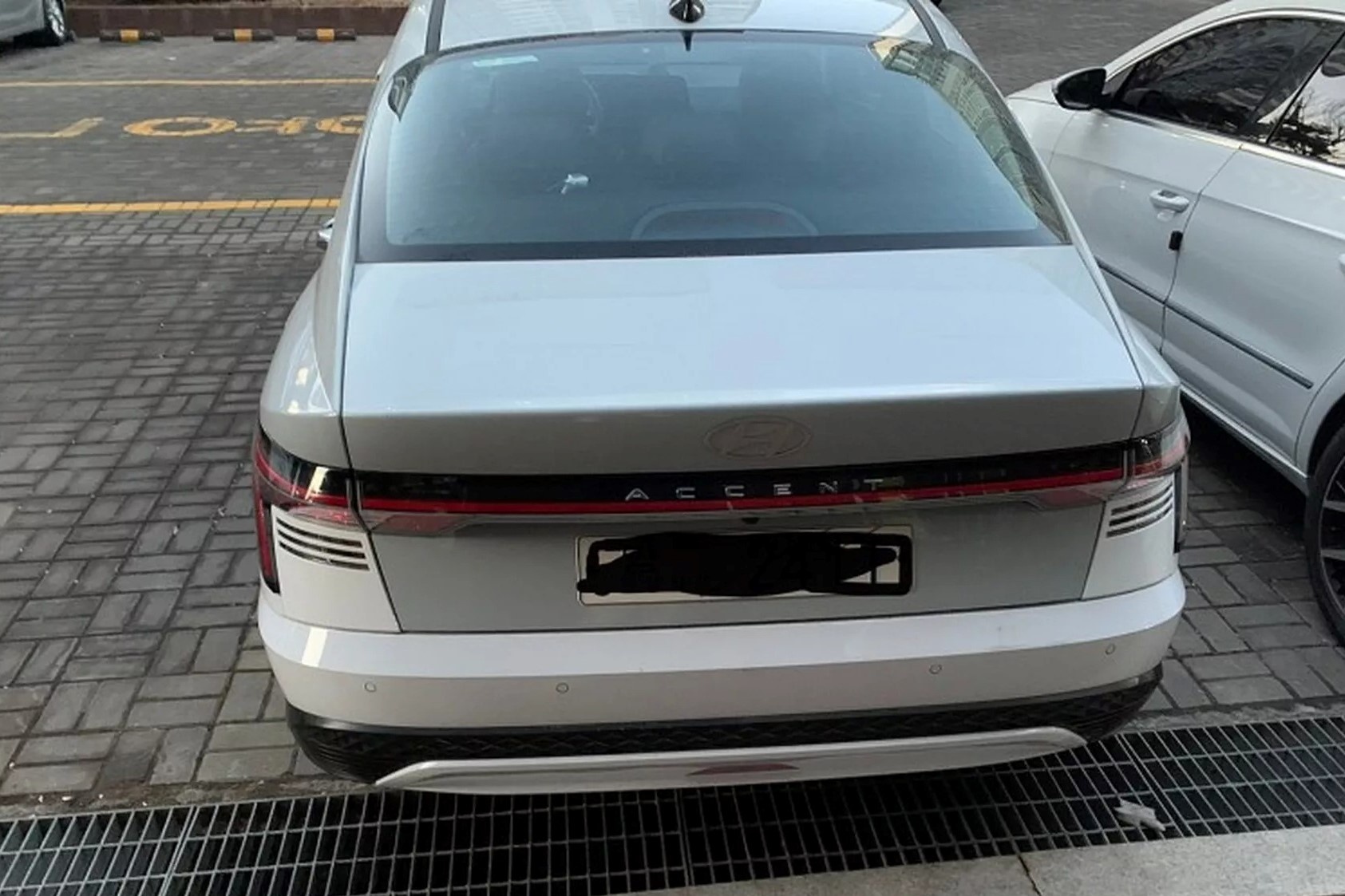 ngoai that Hyundai Accent 2023 anh 2