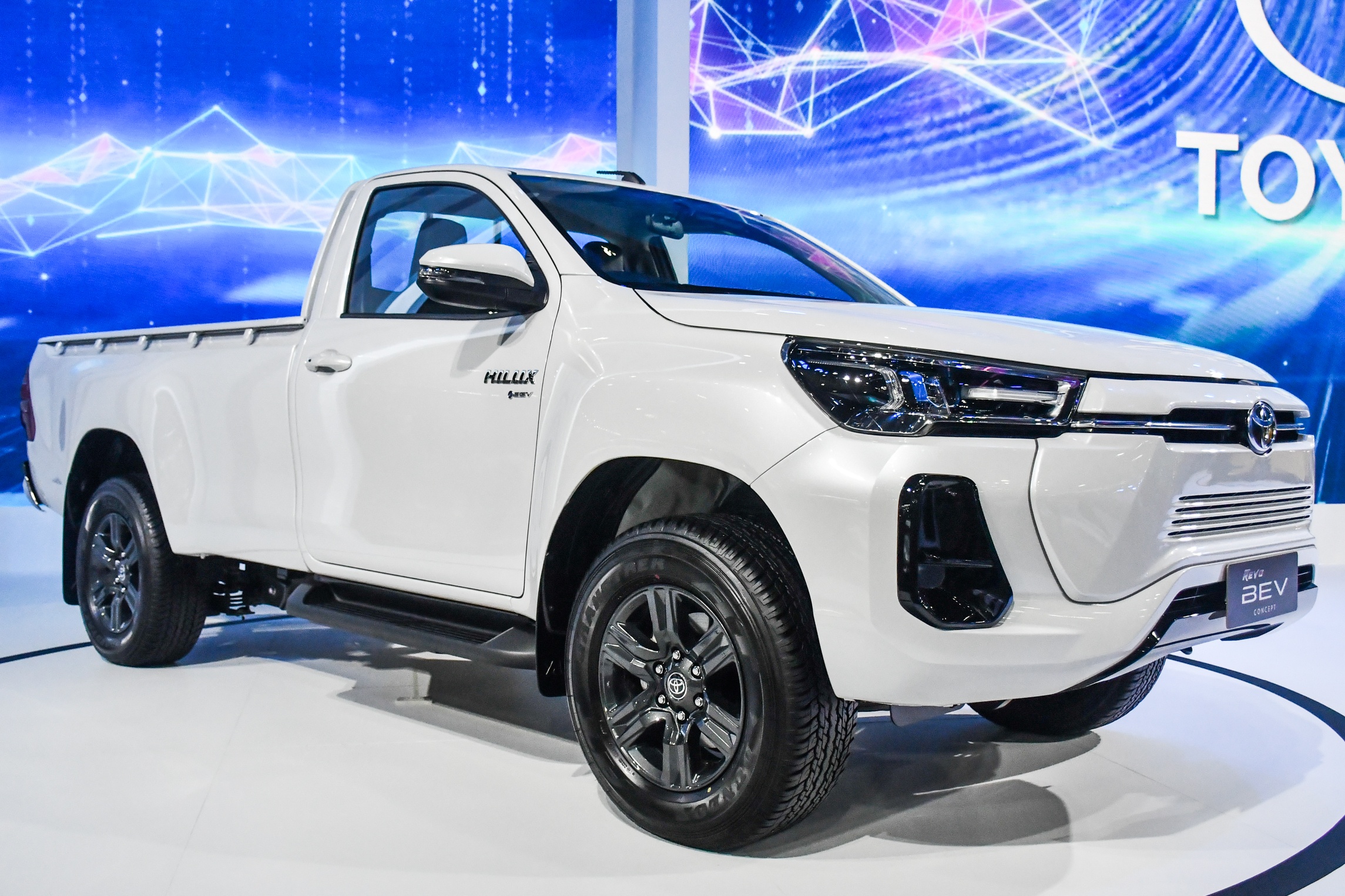 Xem truoc thiet ke ban chay dien cua Toyota Hilux hinh anh