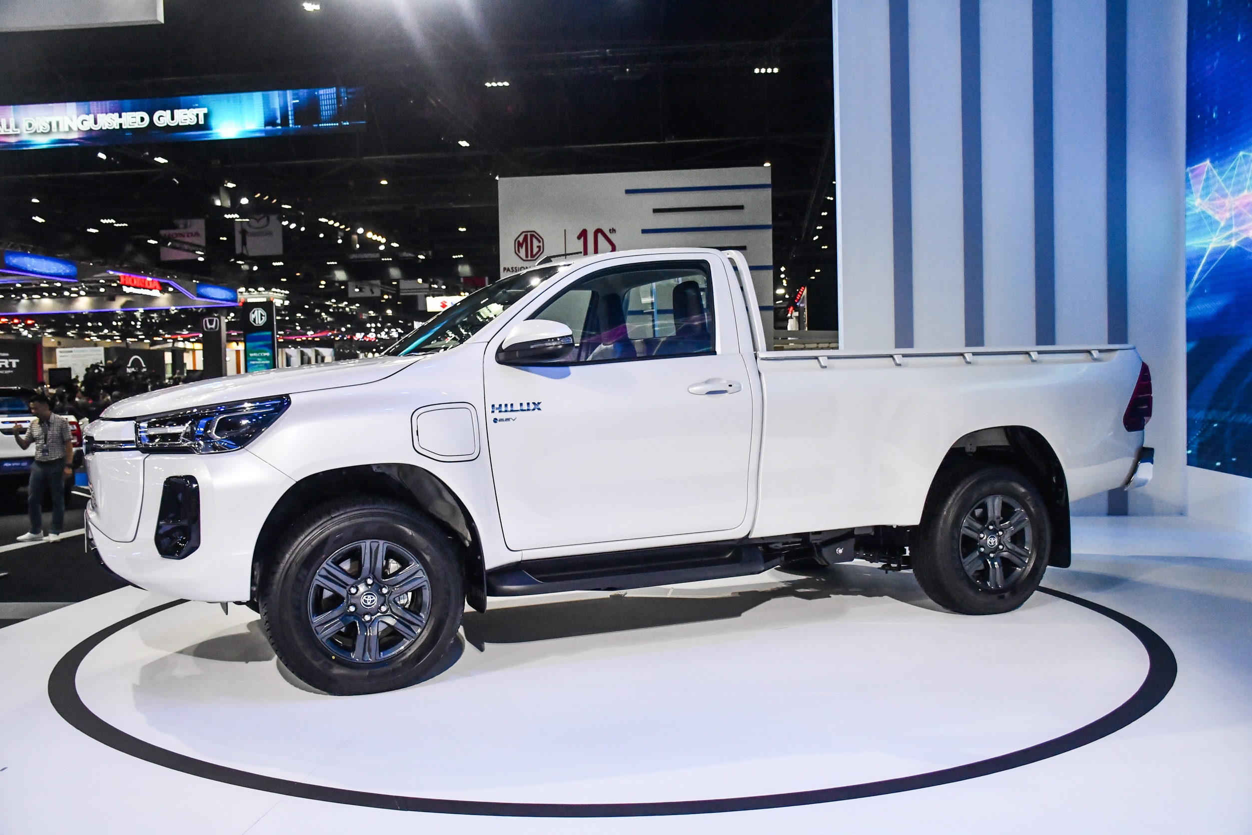 Toyota Hilux dong co dien anh 1