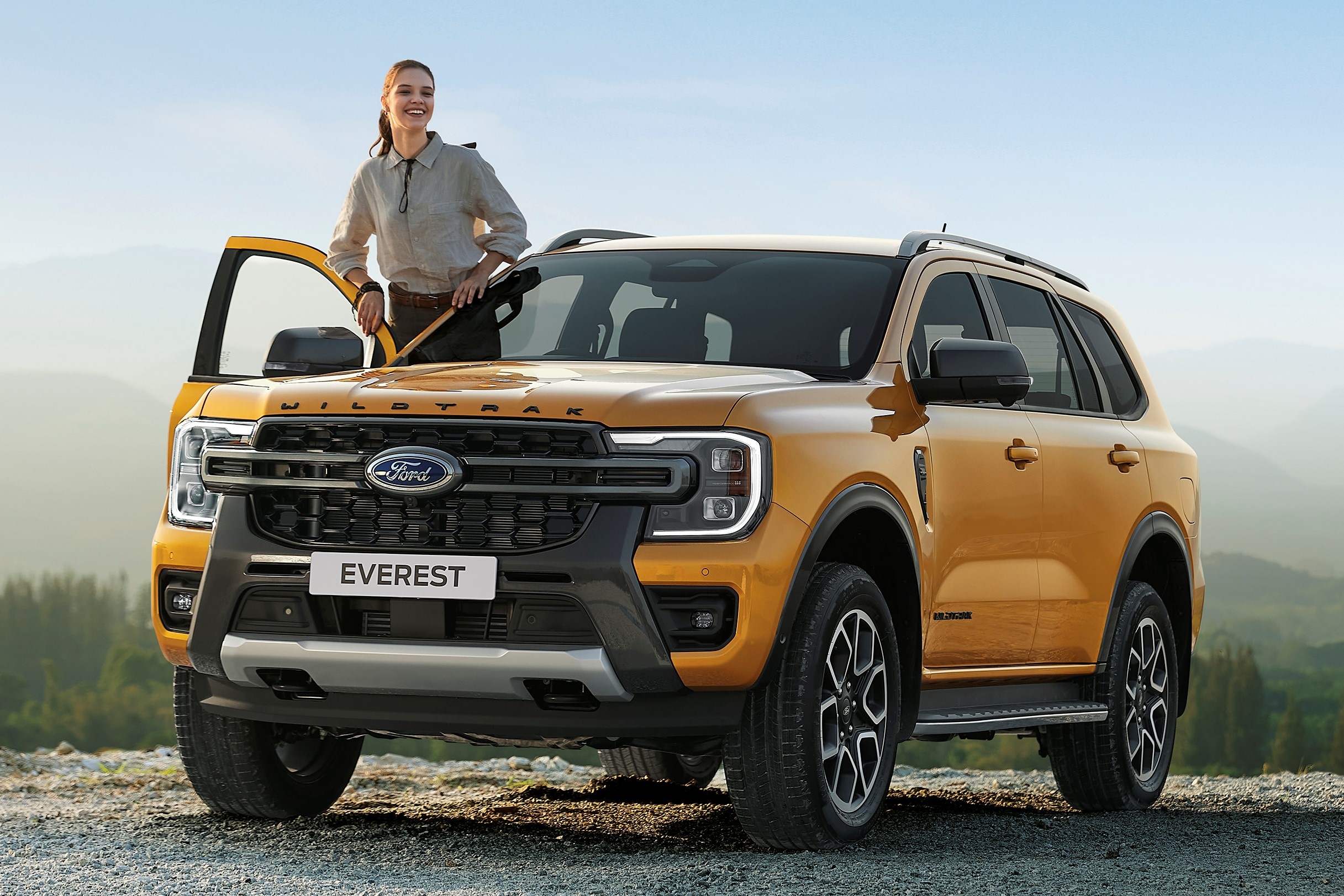 Ford Everest Wildtrak chot gia tu 1,499 ty dong hinh anh