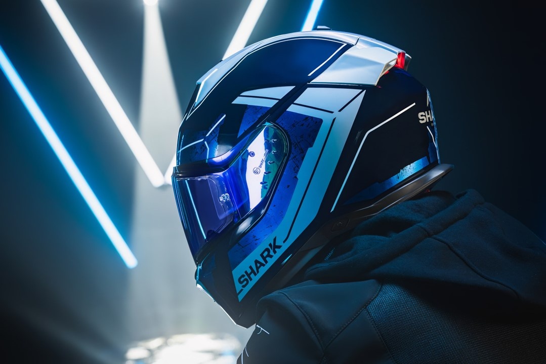 Mu bao hiem dau tien co den phanh hinh anh