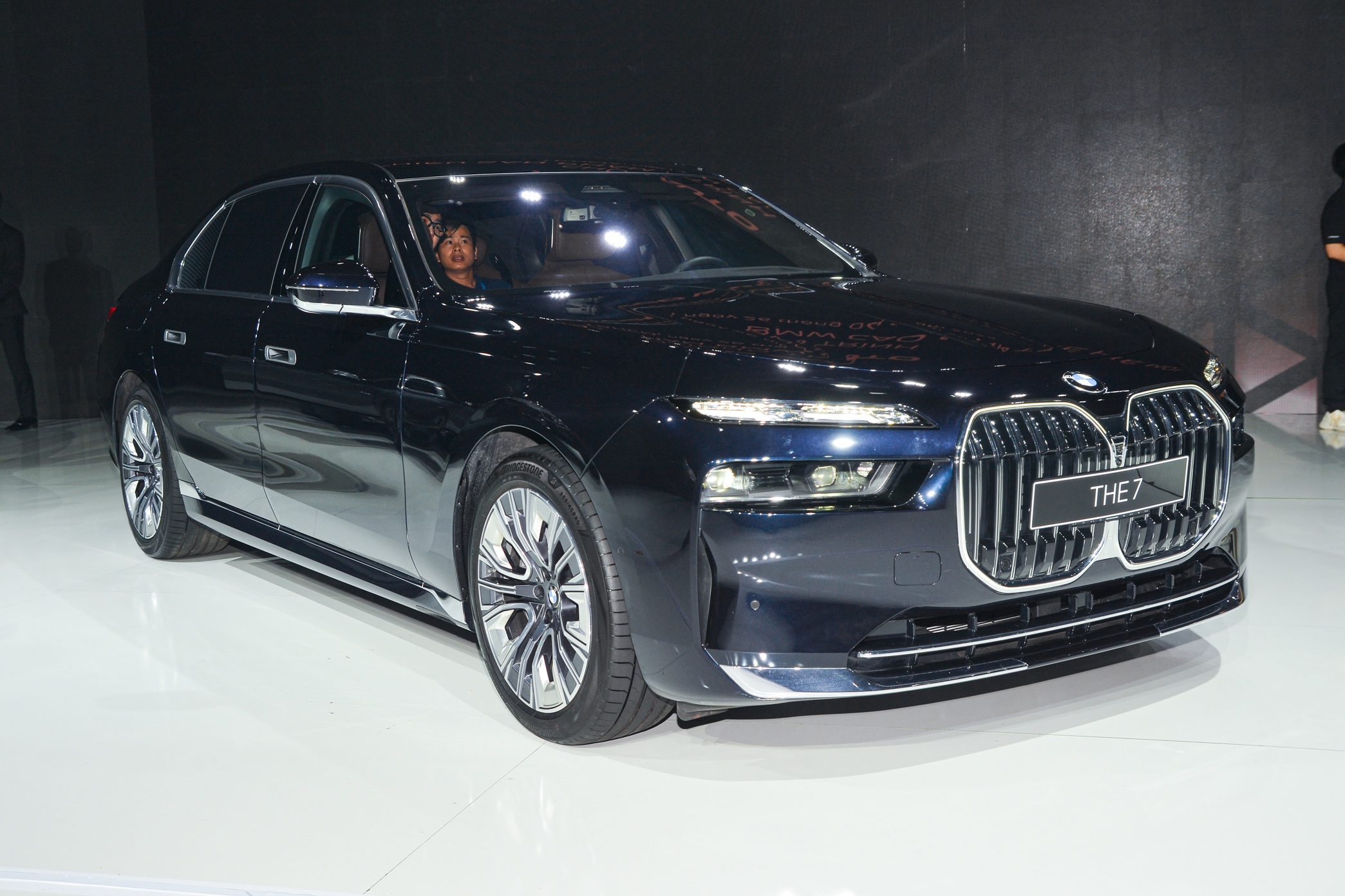 Chi tiet BMW 7-Series G70 gia tu 5,2 ty dong tai Viet Nam hinh anh