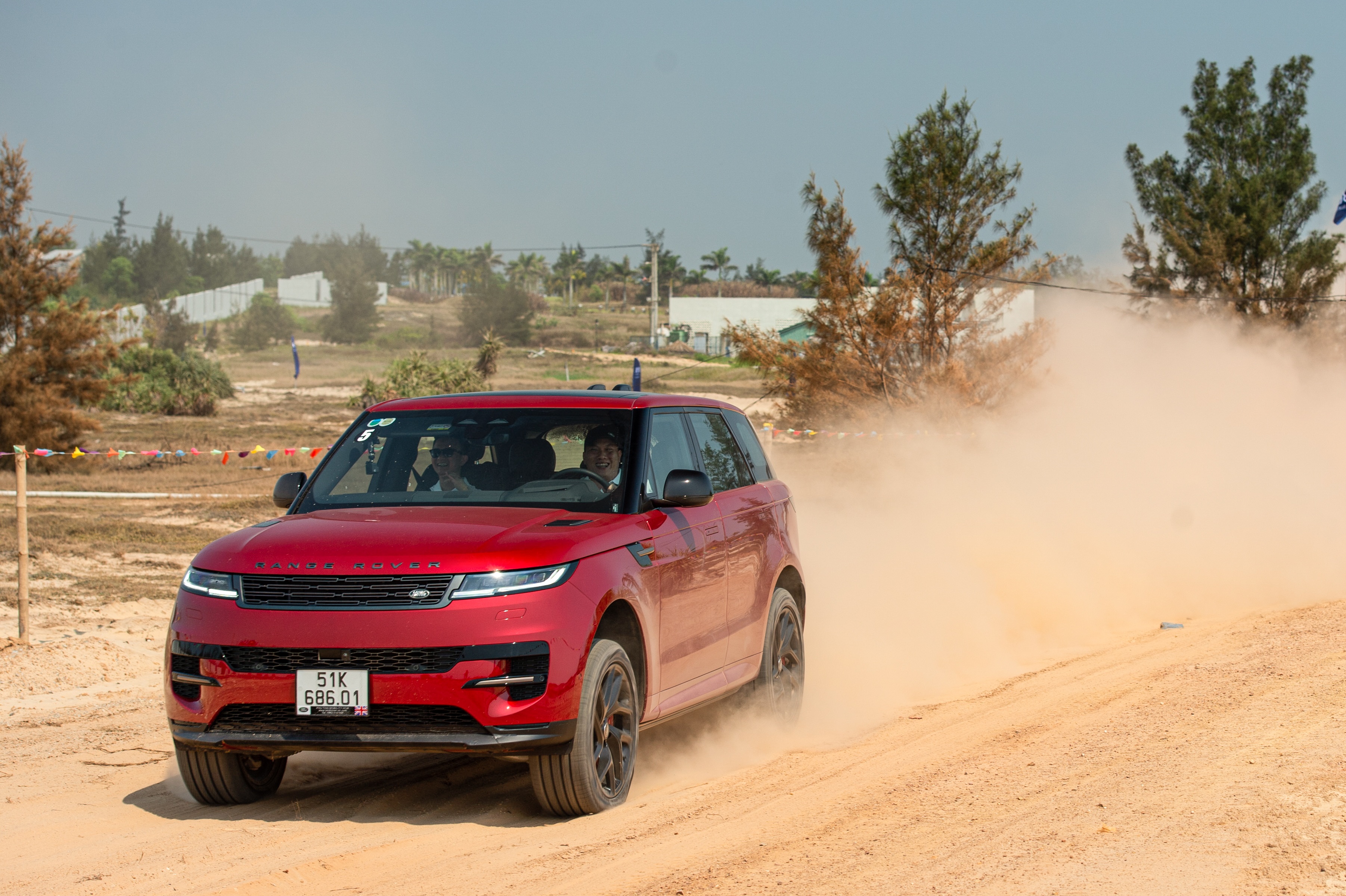 Ky nang off-road duong cat voi Range Rover Sport 2023 hinh anh