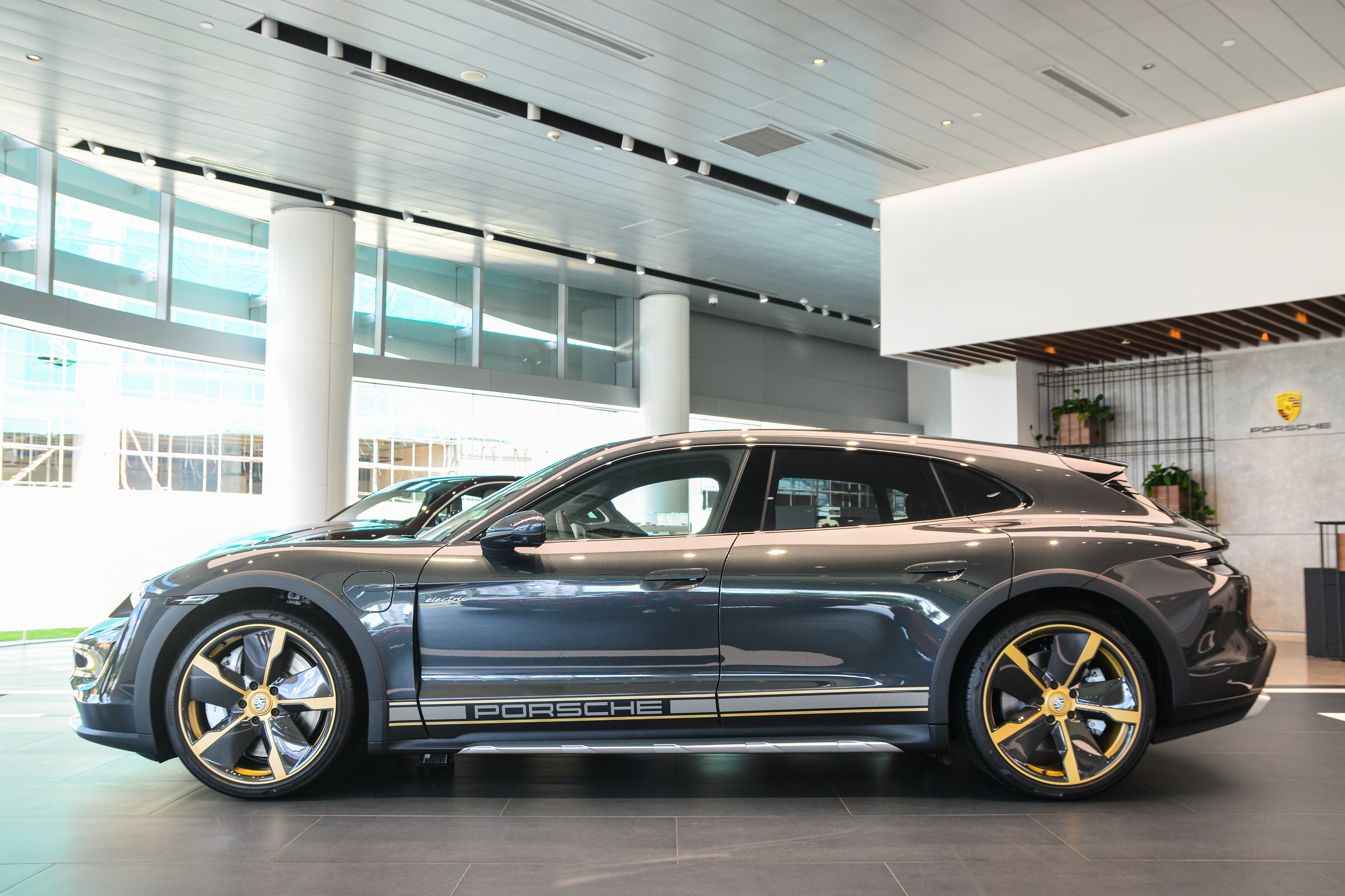 Porsche Taycan Cross Turismo anh 2