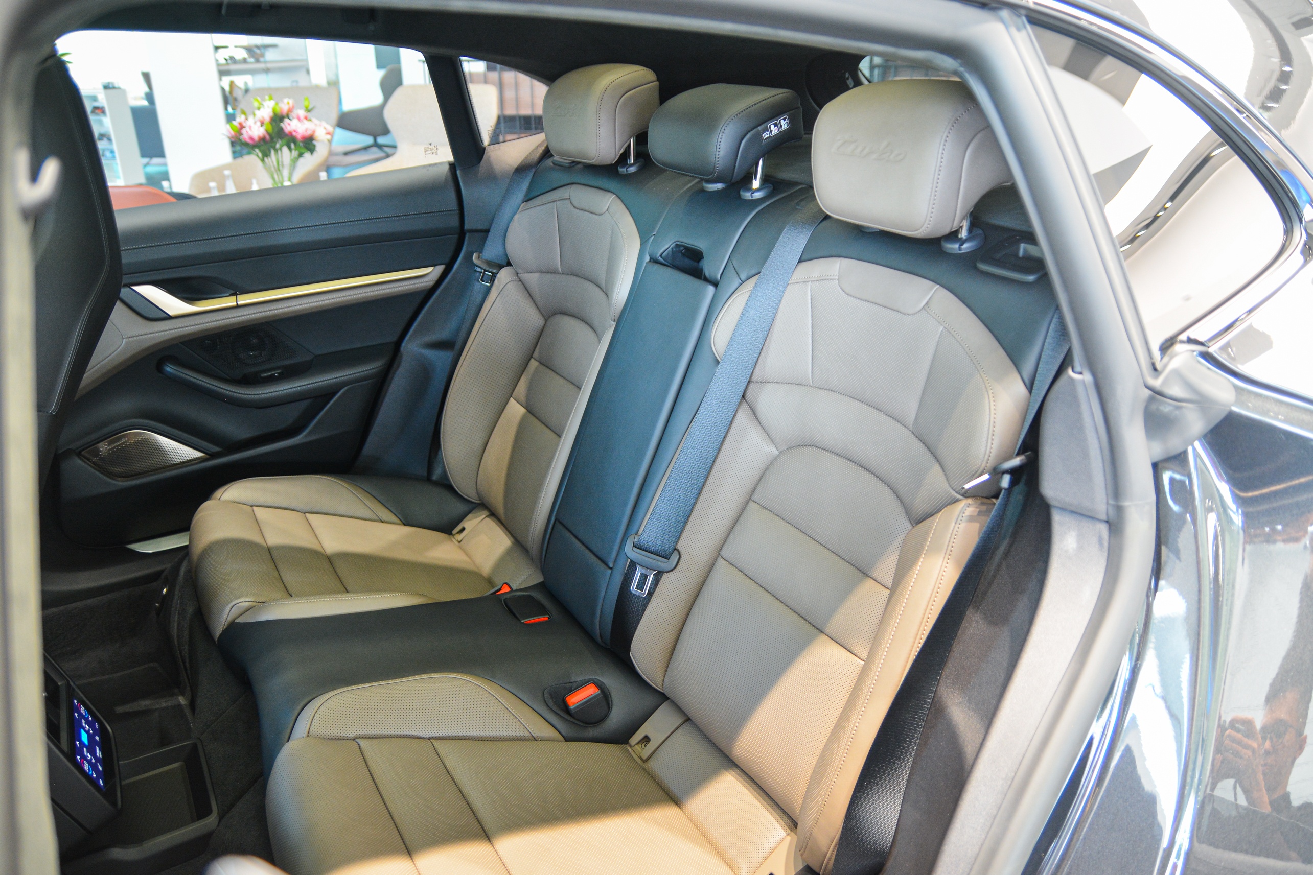 Porsche Taycan Cross Turismo anh 9