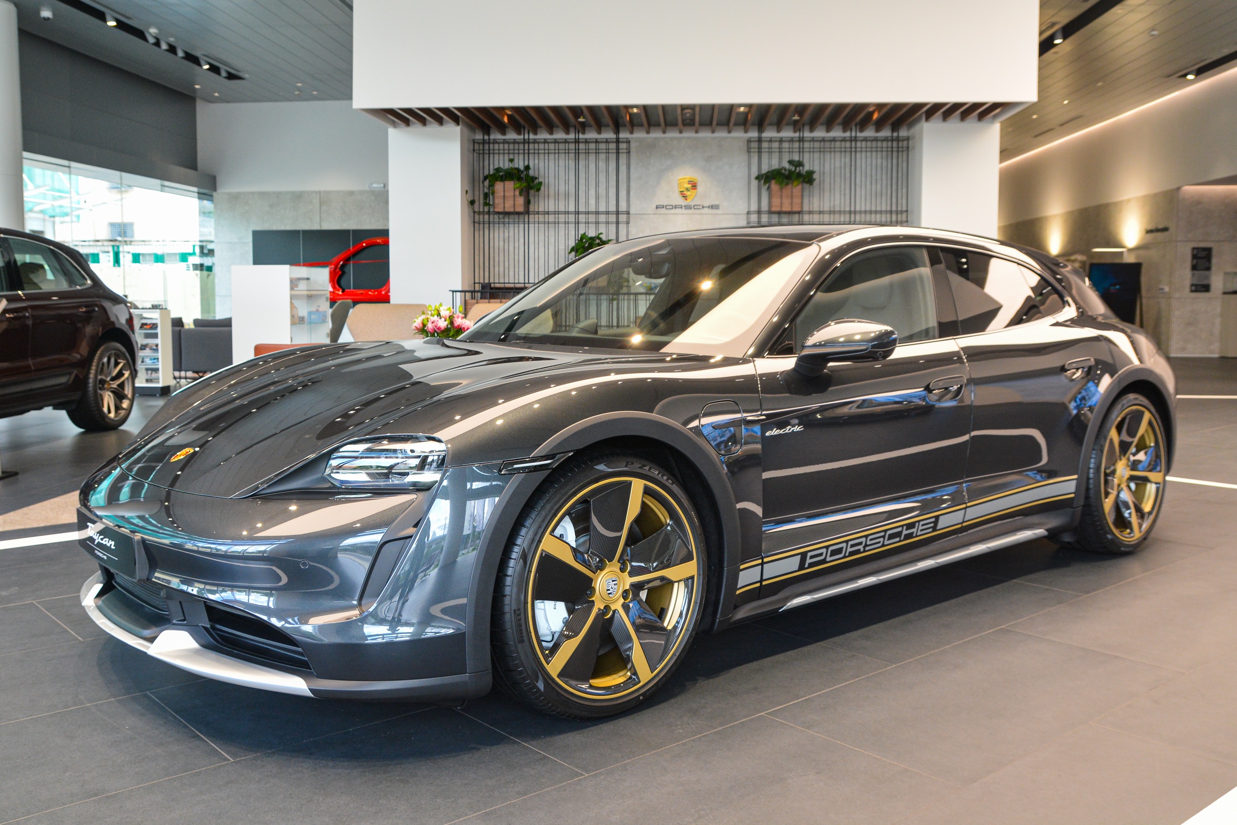 Chi tiet Porsche Taycan Cross Turismo voi goi trang bi hon 1,7 ty dong hinh anh