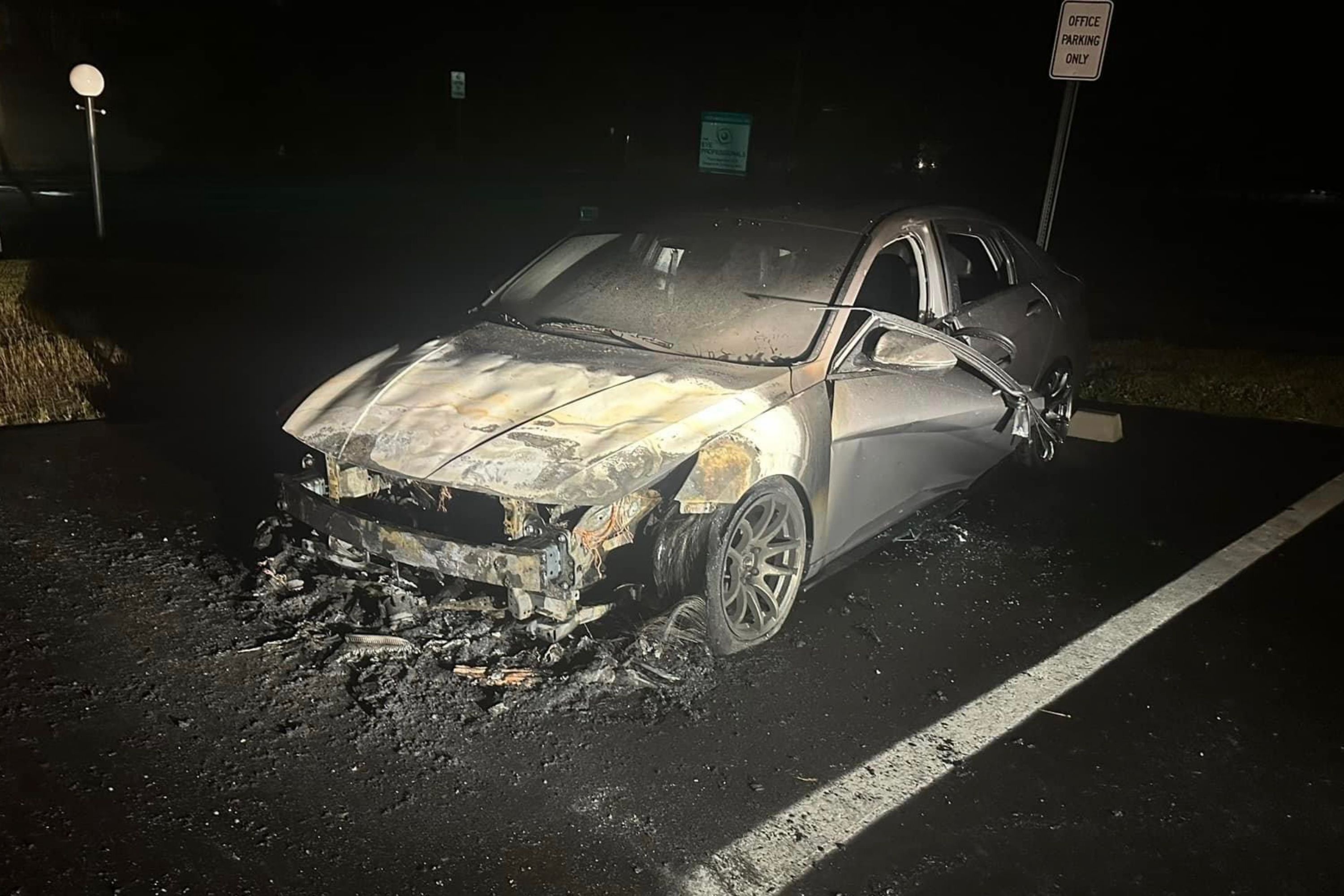 Hyundai Elantra chay anh 1