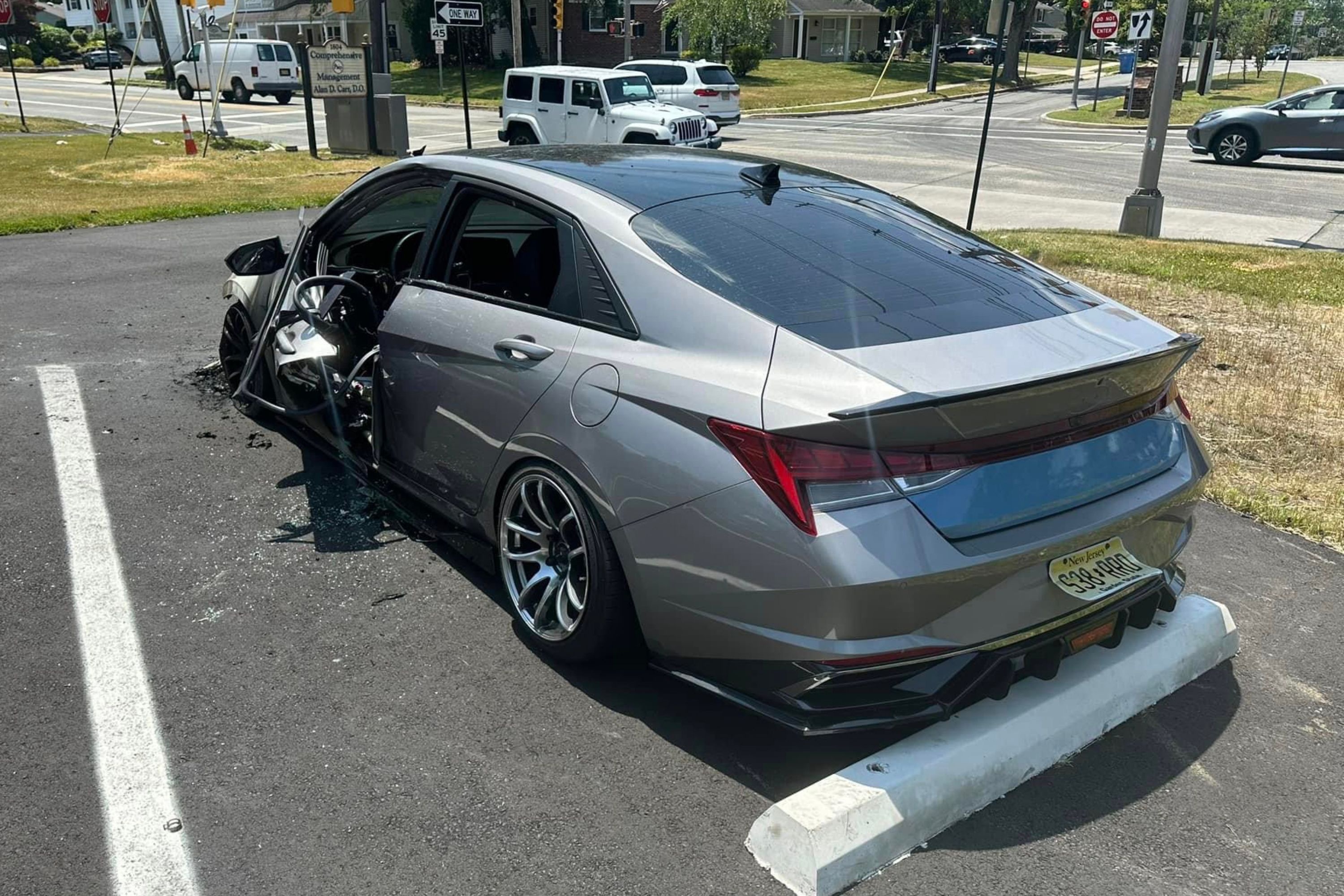 Hyundai Elantra chay anh 3