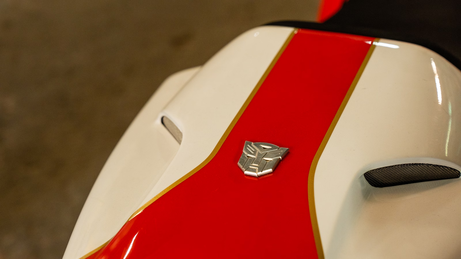 Transformers,  Rise of the Beasts,  Maximal,  Autobot,  Terrorcon,  Freightliner FLA,  Optimus Prime,  Porsche 911,  Carrera RS 3.8,  Mirage,  Chevrolet Camaro,  Bumblebee,  Ducati 916,  Arcee,  Volkswagen Type 2,  Wheeljack,  Kombi,  Peterbilt 359,  Scourge,  Nissan Skyline,  GT-R R33,  Nightbird,  GMC 3500 Tow Truck,  Battletrap,  porsche,  cayenne anh 20