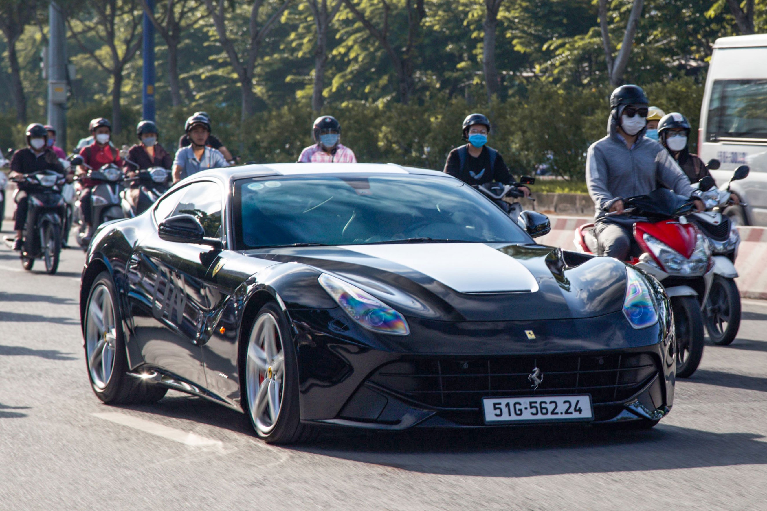 Ong Dang Le Nguyen Vu lan dau lai Ferrari F12 Berlinetta xuong pho hinh anh