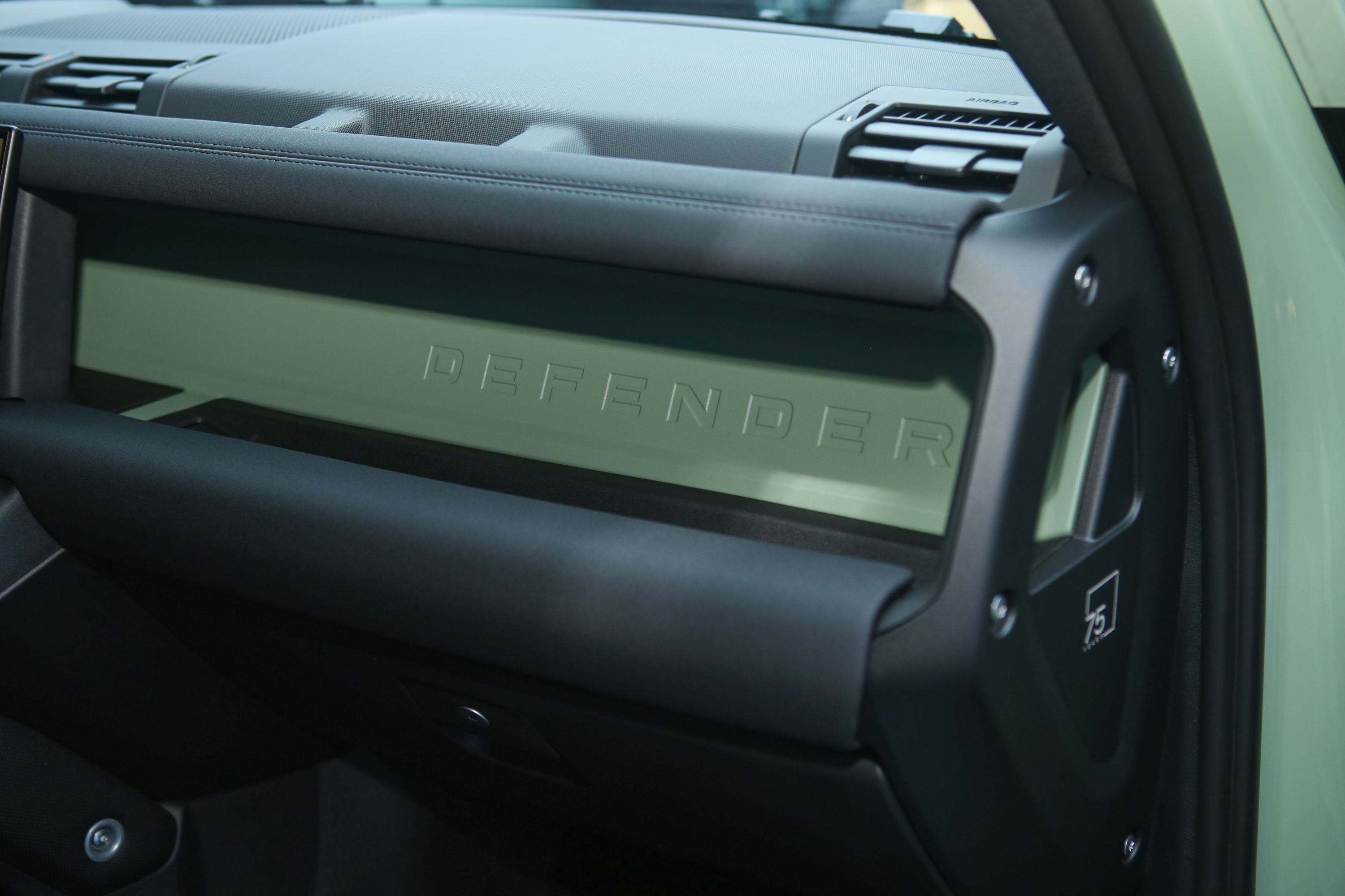 Defender 75th ra mat anh 8