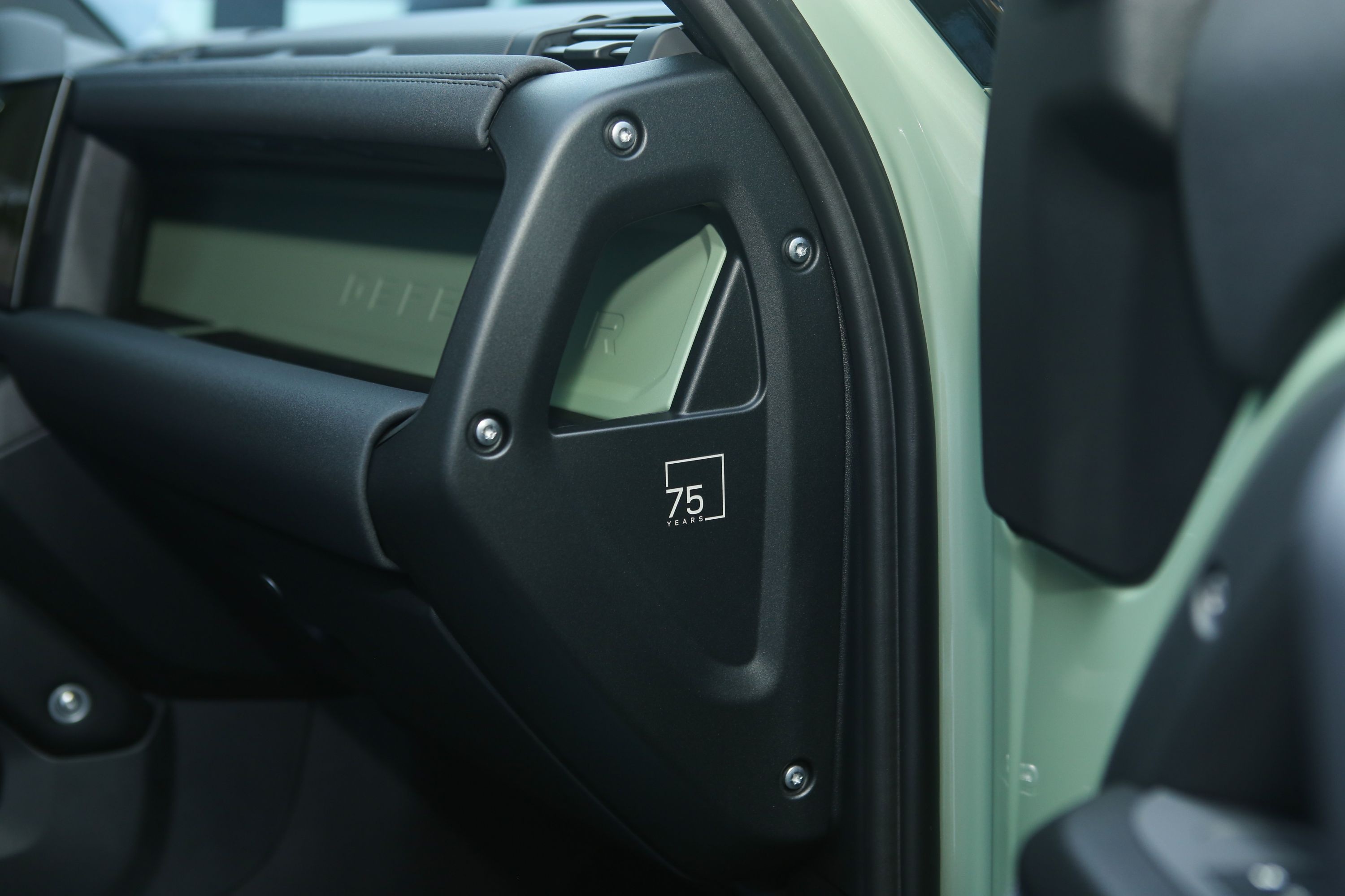 Defender 75th ra mat anh 12