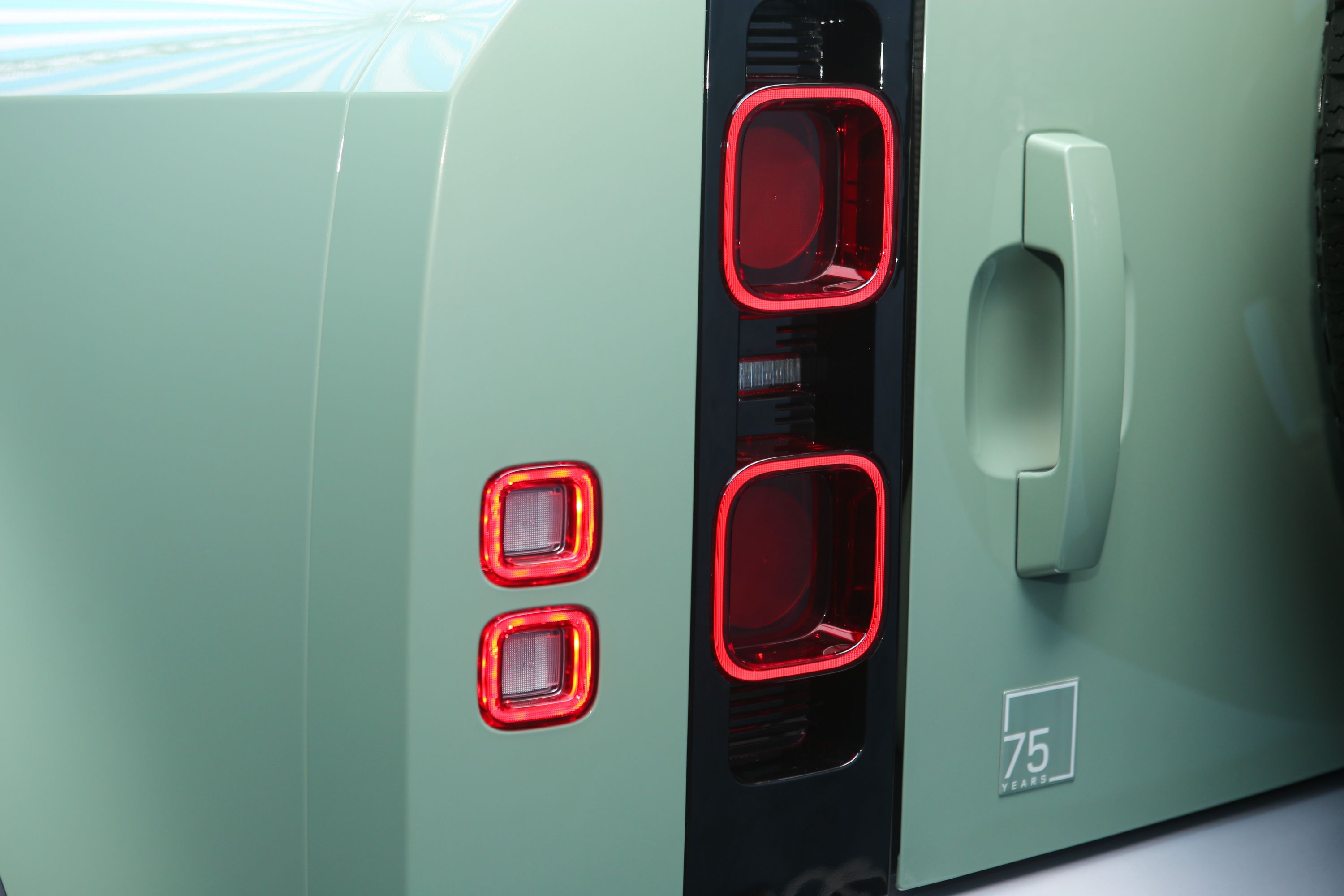 Defender 75th ra mat anh 5