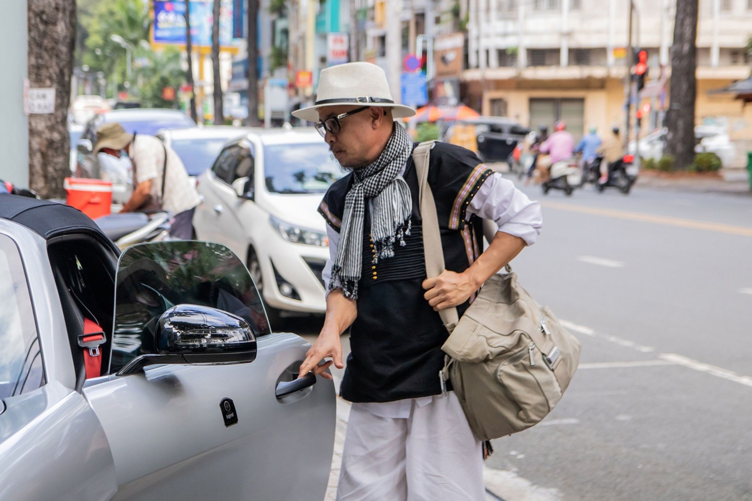 Kho sieu xe tram ty dong cua ong Dang Le Nguyen Vu hinh anh