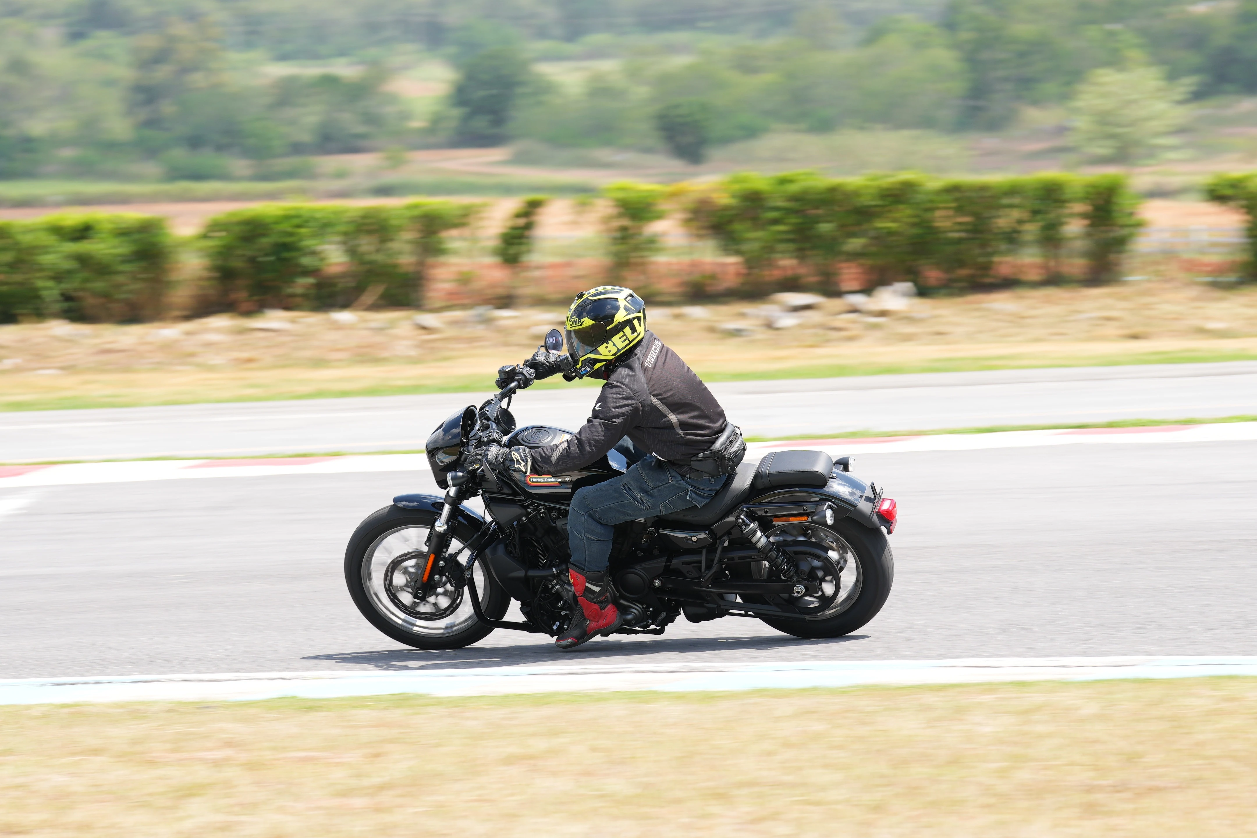 lai Harley-Davidson tren duong dua anh 4