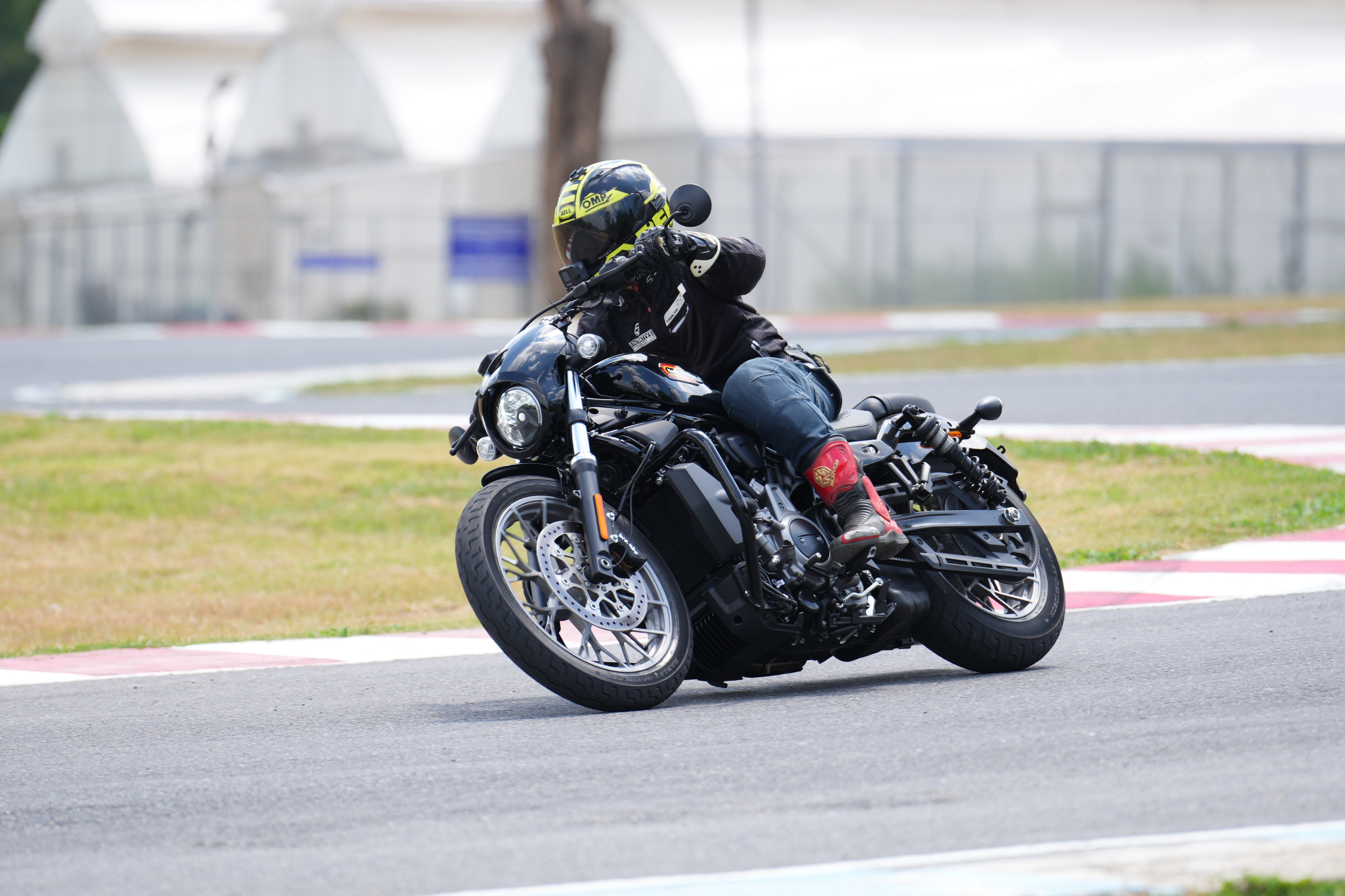 lai Harley-Davidson tren duong dua anh 1