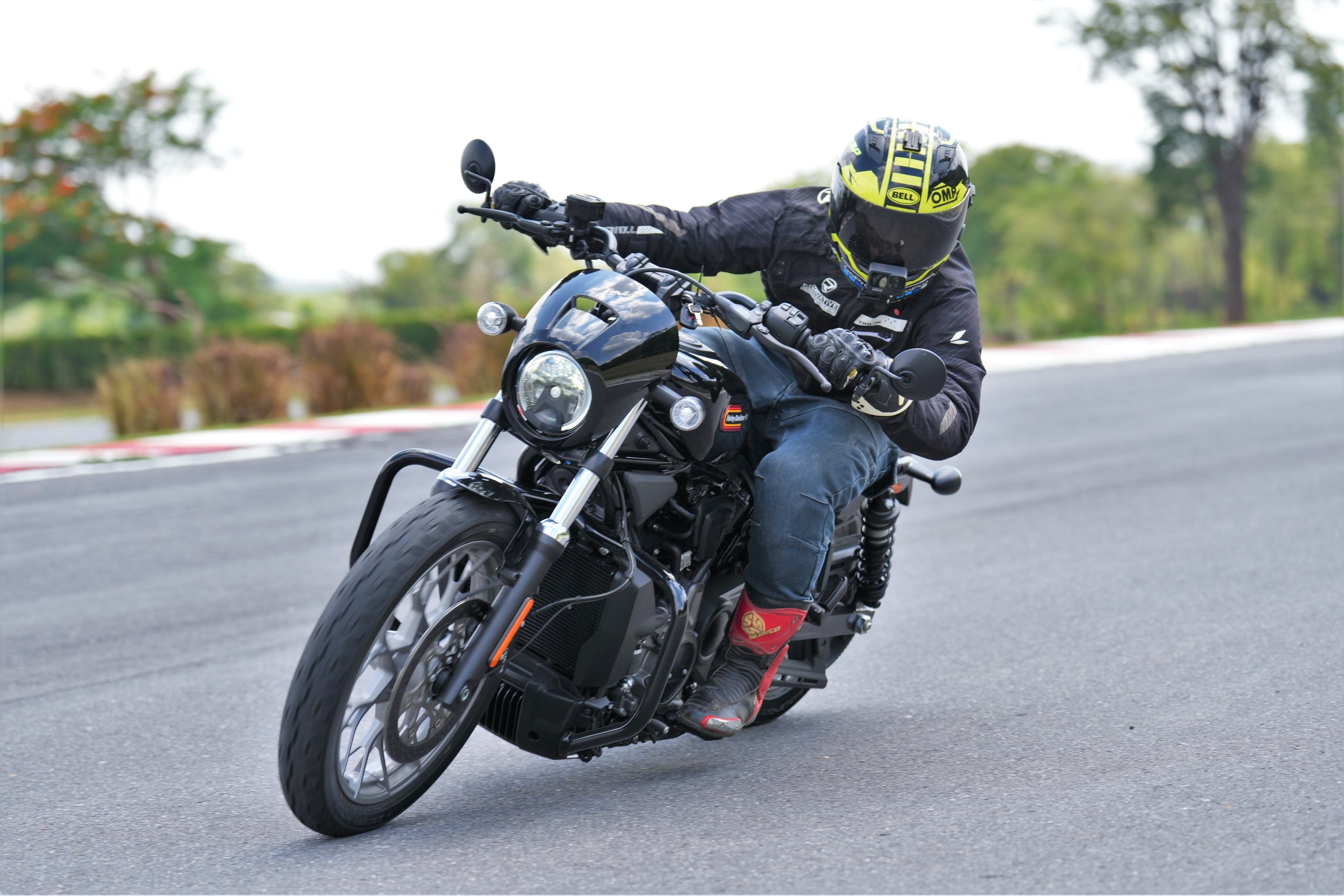 Cam lai Harley-Davidson tren duong dua: La lam, khong danh cho so dong hinh anh