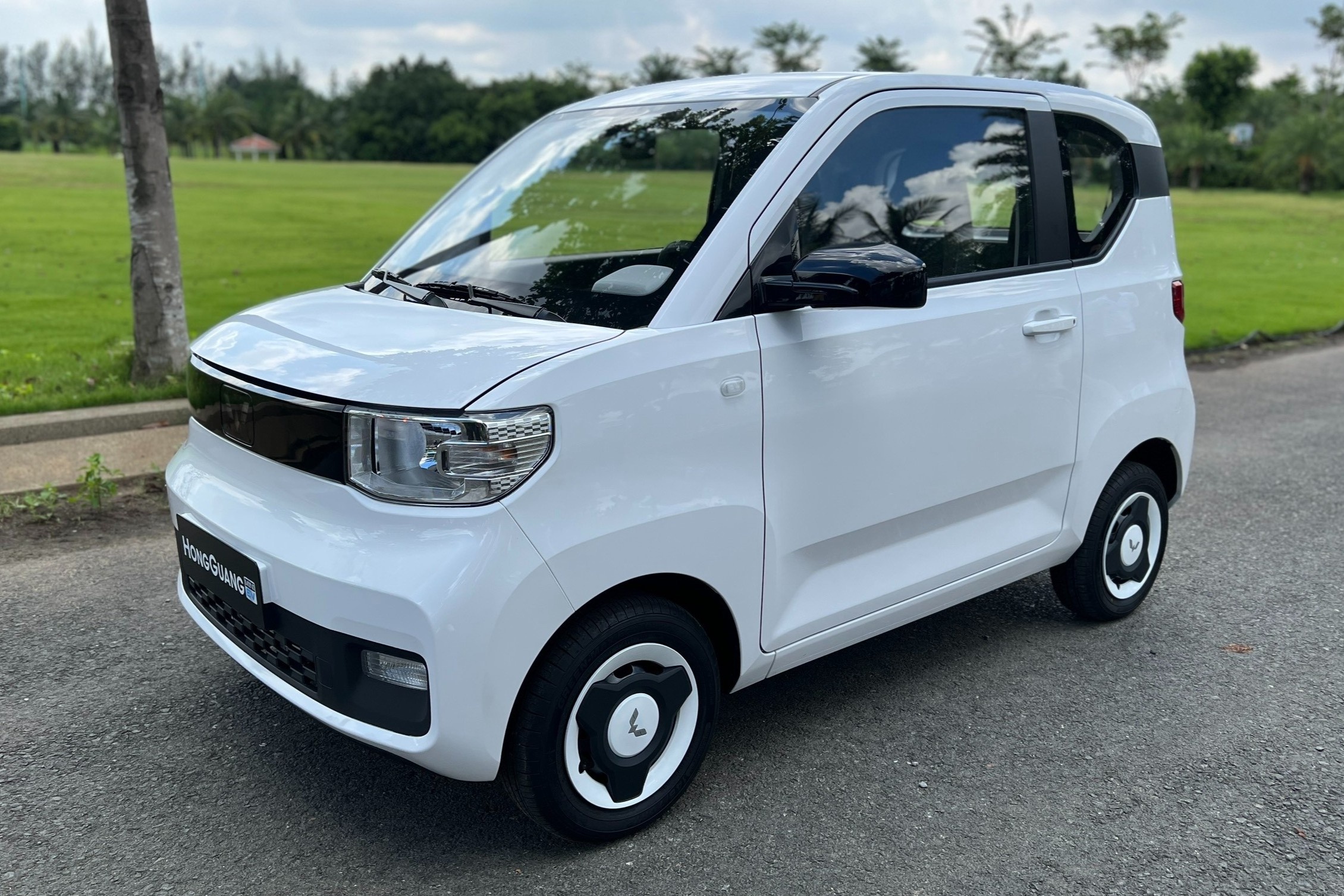 Xe dien mini Wuling Hongguang gia dat nhat gan 300 trieu hinh anh