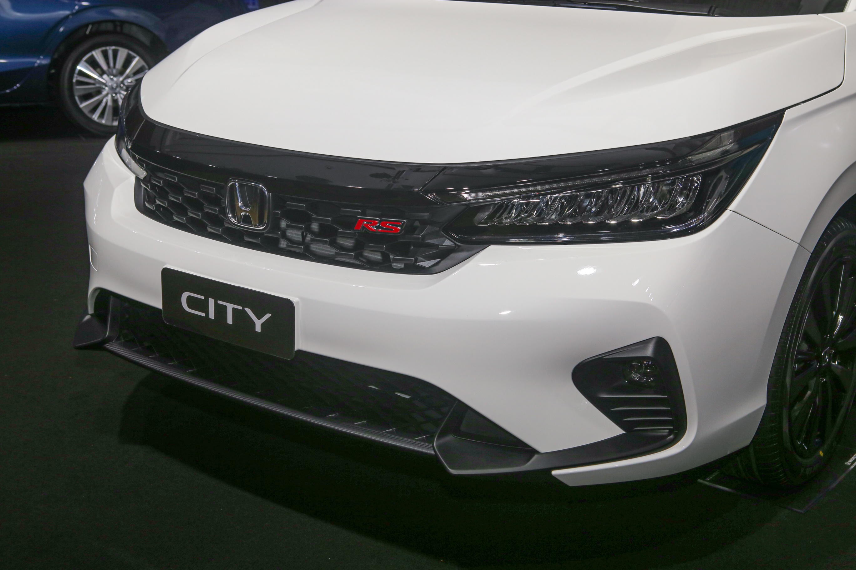 khuyen mai oto anh 2