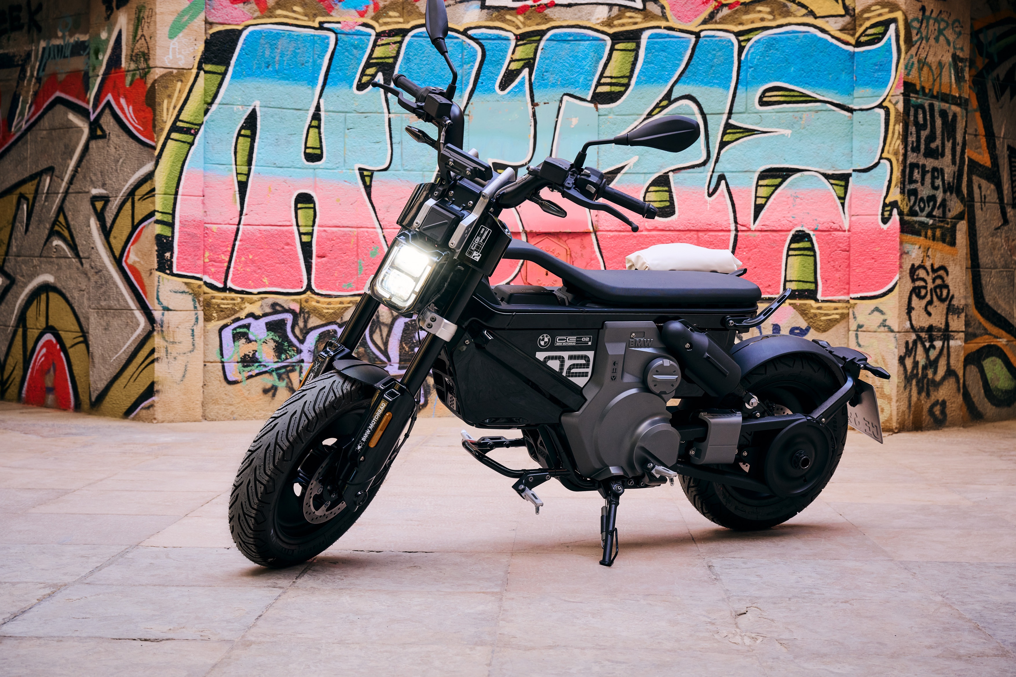 BMW Motorrad ra mat xe may dien: Sac day di 90 km, kieu dang do thi hinh anh