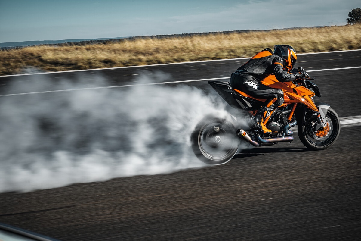 KTM 1390 Super Duke anh 2