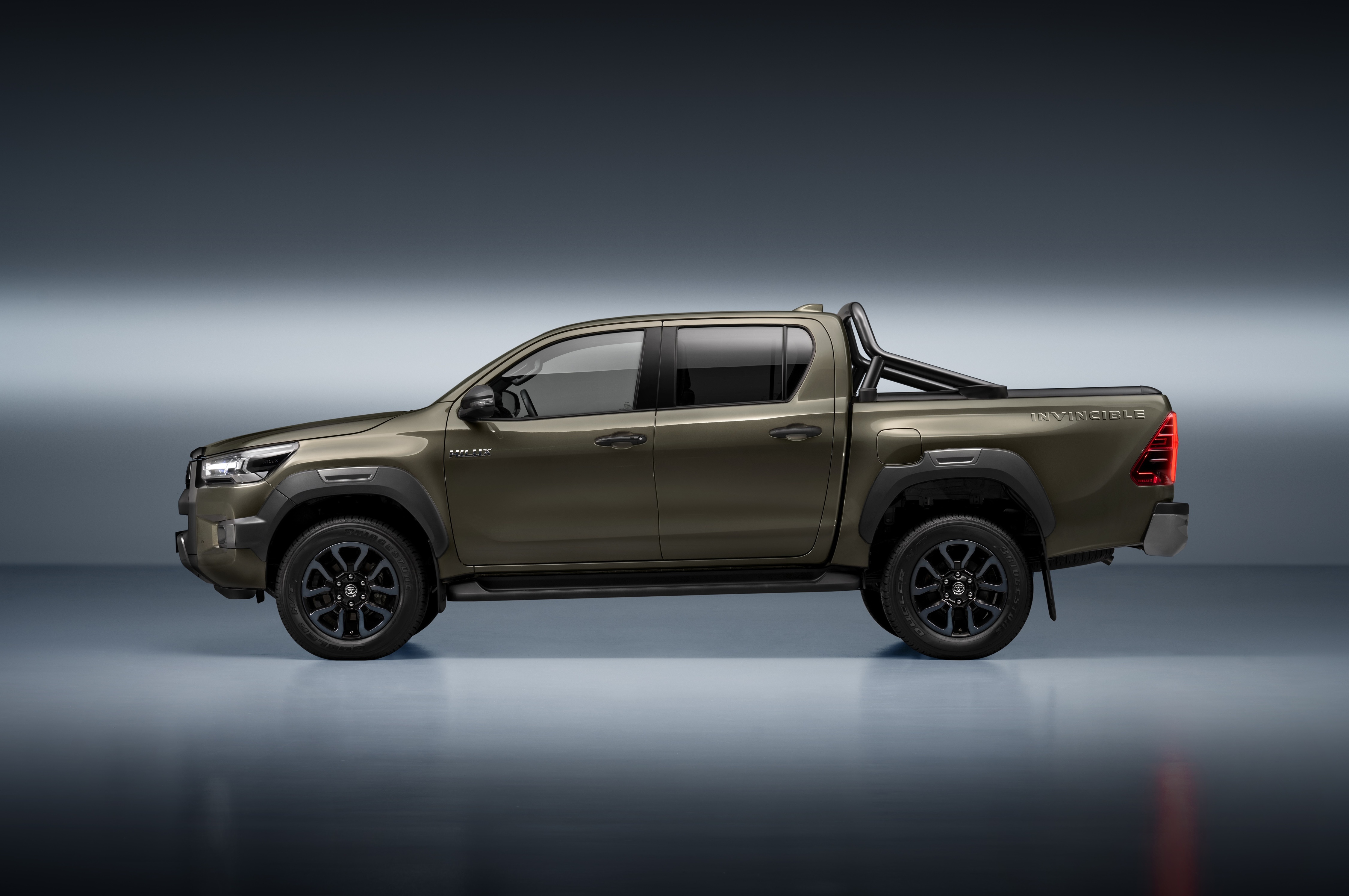 Toyota Hilux 2024 dung dong co hybrid, chinh dieu hoa bang giong noi hinh anh