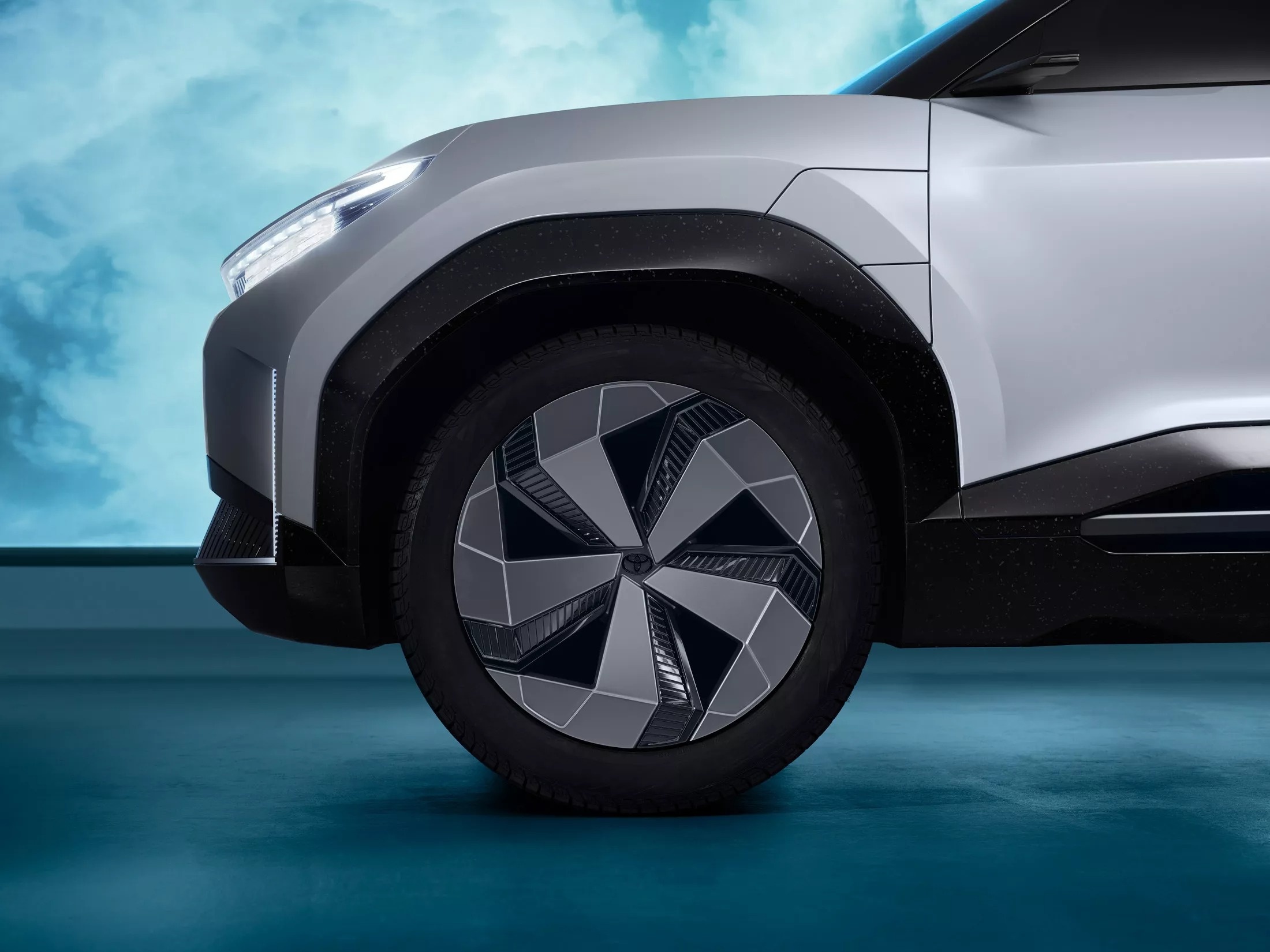 Toyota gioi thieu SUV dien anh 4