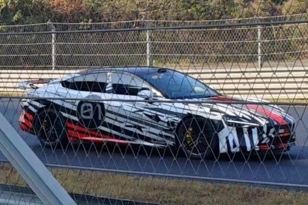 Xe dien Xiaomi chay thu tren duong dua, ra mat cuoi nam nay hinh anh